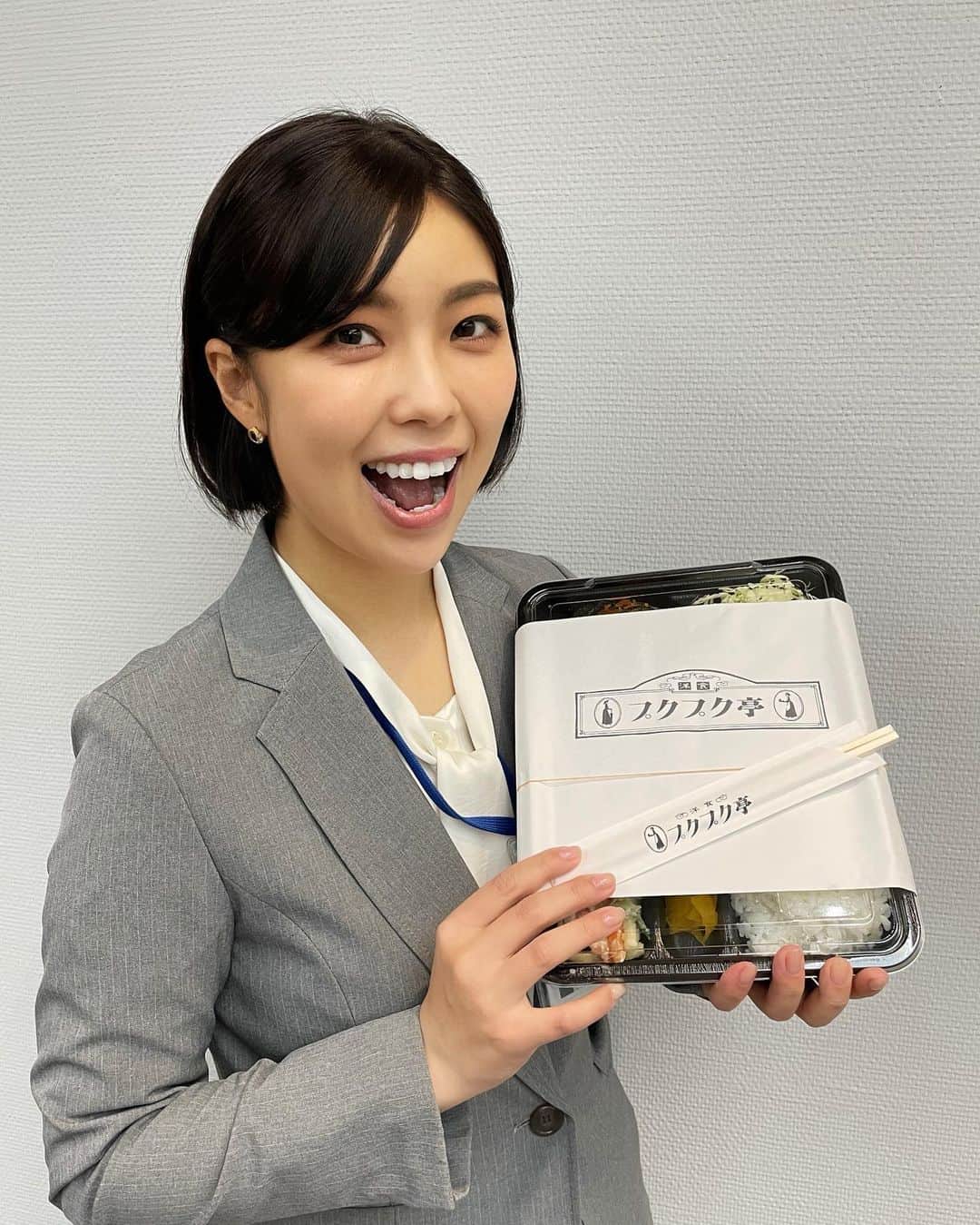 新原ミナミのインスタグラム：「『爆買い☆スター恩返し』2月10日放送のSPにて放送された高橋克典さんの爆買いで 罠の戦争の現場に日吉、プクプク亭さんの味噌カツ弁当の差し入れがありました〜！私もいただきましたよ★☆  竜崎総理役の高橋克典さんからのお弁当！？もうねー、ワナワナでしたね！！笑  番組にも登場させていただきました〜✨  味噌カツのお弁当、、、ほんっとうに肉厚で、でもお肉柔らかくて〜　お味噌がとってもとっても美味しくて最高でした✨  美味しいお肉、、、この素晴らしさをお伝えしたかったのですが、、、ピント合わせられないマン笑笑  放送はTVerなどの配信サイトでご覧いただけるようです！皆様、是非チェしてみてくださいな〜📺  高橋さん、本当にありがとうございました✨ごちそうさまでした！！  （再アップです）  #罠の戦争  #スター恩返し #爆買い #日吉 #プクプク亭  #味噌カツ #ロケ弁  #japan #japanese #tokyo #fukuoka #art #日本 #東京 #福岡  #act#actres#stageact#stageactor #舞台 #演劇 #女優 #俳優 #ドラマ」