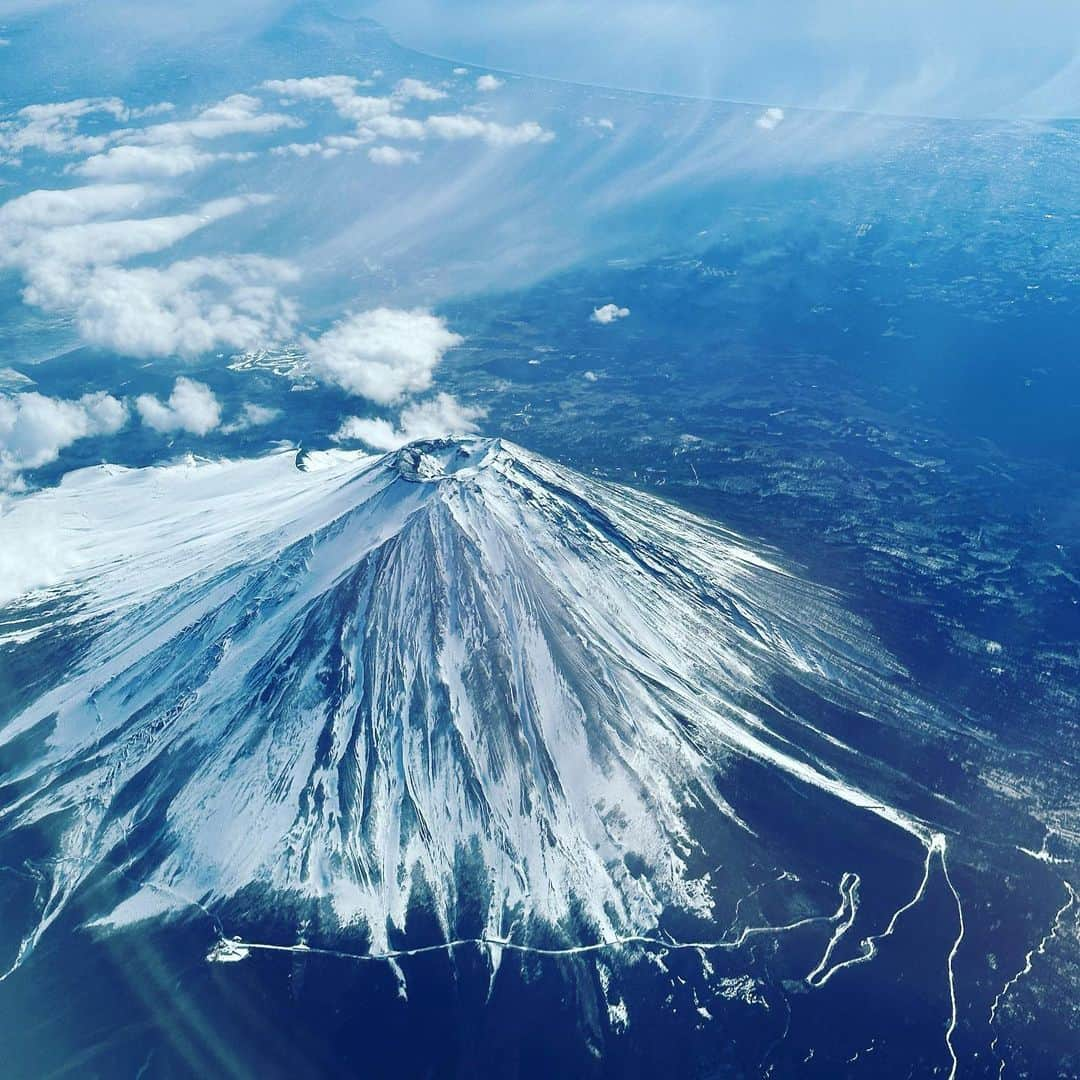 岡崎太郎のインスタグラム：「今日はよく富士山見えました！ #fujisan🗻  #JAL」