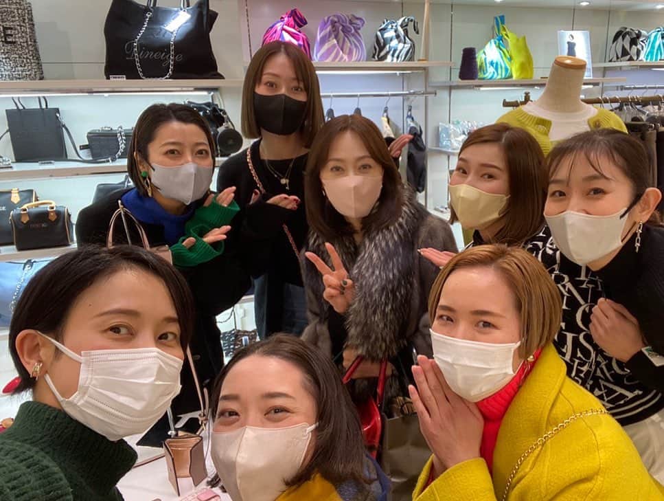 のインスタグラム：「. 想いを… したためさせていただきます🥺笑  何と…わたしにとって 永遠に憧れの方… 白城あやか様 @ayaka.shiraki がお越しくださり🥺 しかも…！！！ 私が作ったアクセサリーを ご購入くださいましたーーー🥹🥹🥹✨  初めて宝塚を見たのが あやかさんがトップ娘役さんでいらした星組さんで 舞台を見た瞬間から 「あやかさんみたいな娘役さんになりたい！」 と宝塚を目指すきっかけを与えてくださり 背が伸びても 「絶対娘役がいい！」 と頑なすぎる程の強い想いと憧れを抱きました。 とーってもおこがましいのですが その想いは芸名からも伝わっていると思います🥹  私が現役の頃 楽屋に来てくださったときにお話させていただいたり サプライズで退団公演を 観に来ていただいた事もあったのですが 卒業してからは初めてで🥺 そして私の作ったアクセサリーを サラッとご購入くださって🥹🥹🥹 雪が降っていて極寒だったのに 暑くなるほど嬉しくて… 震えました😭✨✨  ひとりの女性として 尊敬してやまない永遠の憧れの方 あやかさん💓 本当にありがとうございました🙇‍♀️🙇‍♀️🙇‍♀️」
