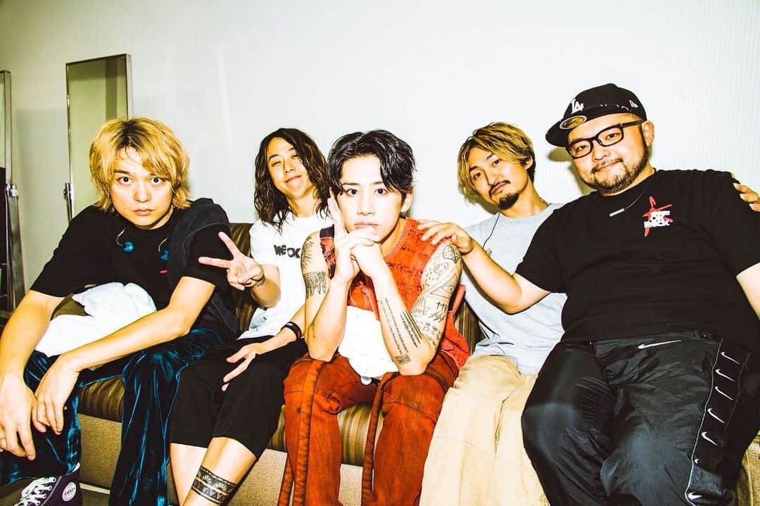 Taka のインスタグラム：「まだまだフロントマンそしてシンガーとして未熟だなと感じた日だったけど、、こういう日こそ意味がある事だとみんながまた教えてくれた！ たくさんの愛をありがと！ 明日はこれを全部みんなに返すね😌 @cazrowaoki」