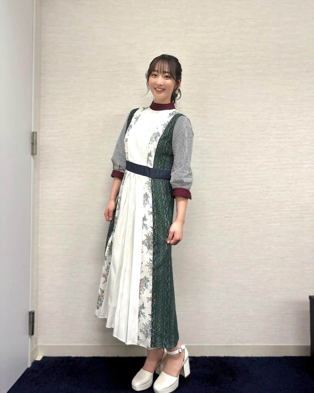 長崎望未のインスタグラム：「.  みんなのスポーツ✨ @minspo_tvtokyo   今週の土日もマンスリーMCです☺️  今月毎週かわいい衣装着れるし 嬉しいな〜っ🥰✨  今日の衣装はADELLYです✨ @adelly.tokyo   30分の生放送はほんとにあっという間に 終わっちゃう😊✨✨  明日のみんなのスポーツ ぜひ見てくださいねっ🤭✨  #みんなのスポーツ #みんスポ #テレビ東京 #テレ東 #ADELLY」