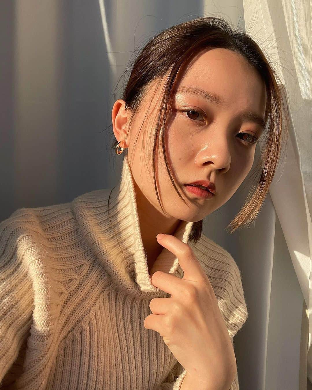 柴崎汐理のインスタグラム：「この写真撮影したあとイメチェンしました✌️ 今度載せます☺️  関係ないけど、美味しいコーヒー店開拓したいので誰か一緒にいきません？☕️」