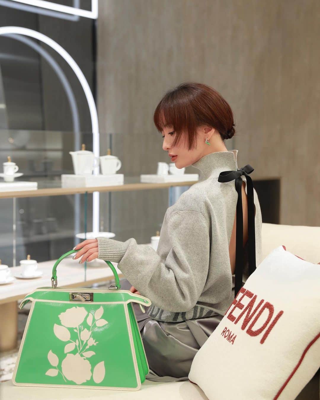 松本まりかのインスタグラム：「Palazzo Fendi Omotesando open today❤︎  So elegant..  @fendi #PalazzoFendiOmotesando #FendiSS23 #FENDICasa #fendi #fendiofficial    本日2月11日オープンFENDIの国内最大級フラッグシップストア「パラッツォ フェンディ 表参道 」の オープニングセレモニーに伺って来ました☺︎  Women’s men’s kids  更には日本初のホームアクセサリーFENDI Casaも  とても洗練された美しいお店でした  私の着ているニットは裾のリブを裏返すと FENDIのロゴが見えるというこの遊び心  後ろは大胆に開いたスタイル 黒のロゴ入りリボンは購入時の紙袋のリボンと同じだそう プレゼントされてるような気分です☺︎  バッグは枝豆グリーンという名のカラーだそう 可愛い♡  沢山の報道陣の皆さまに驚いて口数少なくなってしまい 気の利いたコメントできずにすみません  改めましてこちらでFENDI の魅力をお伝え出来ていたら嬉しいです✨  久々に会う女優さん俳優さんタレントさんたちとの ささやかな再会も出来てとても華やかな楽しいひとときでした  ということでかなり久々の投稿ですね すこーしSNSから離れてみたりしていますが 日々元気に仕事に邁進しております  そして本日より連投インスタ再開します😉」