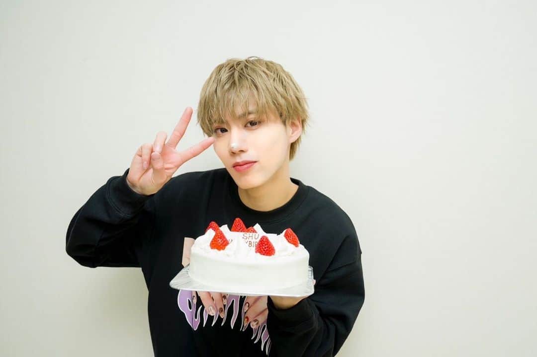 小堀柊のインスタグラム：「20歳になりました☻ 本当に幸せな誕生日になりました。 今日まで支えてくださった全ての皆さまに感謝です。 これからも20歳の小堀柊をよろしくお願いします！ （追記するかもです)」