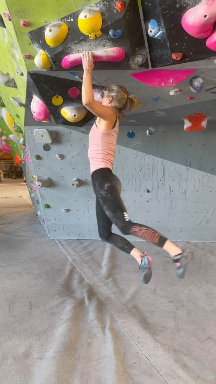 チェルシー・ルーズのインスタグラム：「I used to not consider pink as one of my favorite colors…then @laurelcc pointed out that everything of mine is pink and now I’m 🧐 lol  I guess I’ve always been the climber who loves embracing my femininity; always wearing my dangly earrings, usually painted nails 💅🏼, wearing what makes me feel good versus what makes me fit in, and loving the days when the gyms are playing destiny’s child ❤️ I’m here for it」