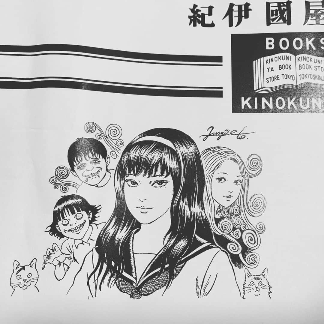 ウネモトモネのインスタグラム：「新宿の紀伊國屋書店で漫画を買ったらキャンペーンでイラスト付きのブックカバーが貰えた。7種類あったけれど相方が伊藤潤二先生の作品が好きなので迷わず選んだ。酔っ払って帰ってきた相方に「これ！」とプレゼントすると「使い方わからんから要らん！」と言われた。控えめに言って最低。」