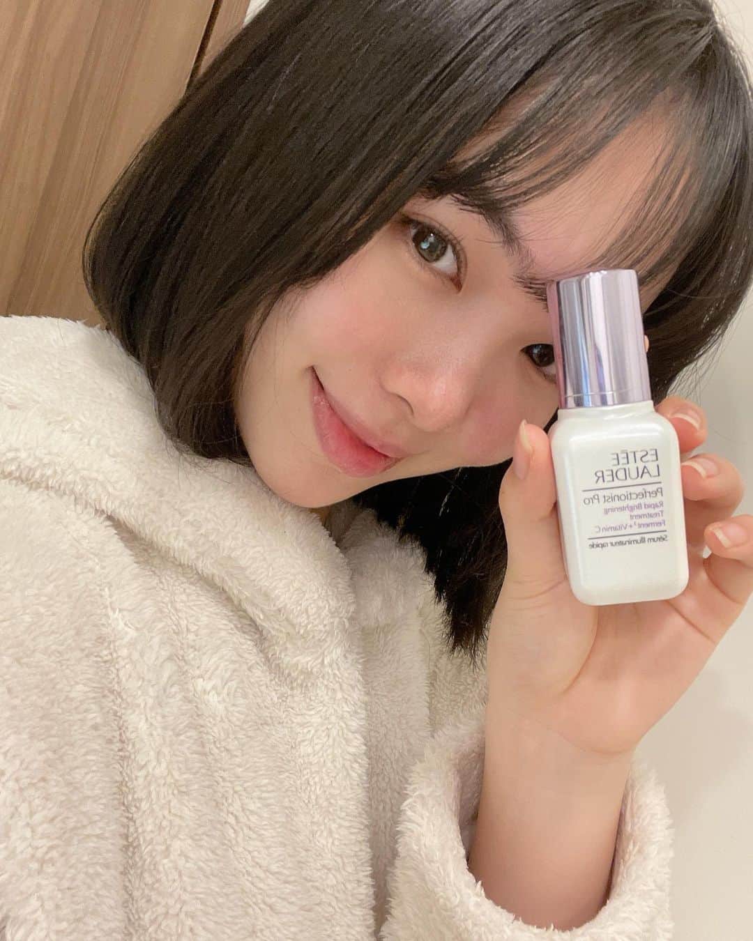 大友樹乃のインスタグラム：「． 大好きなエスティーローダーのスキンケア🤍 紫外線の少ない今の季節から美白ケアするといいみたい☃️  UV下地はメイクしない日ときもかかさず使ってるよ〜🫧  #エスティーローダー  #esteelauderjapan」