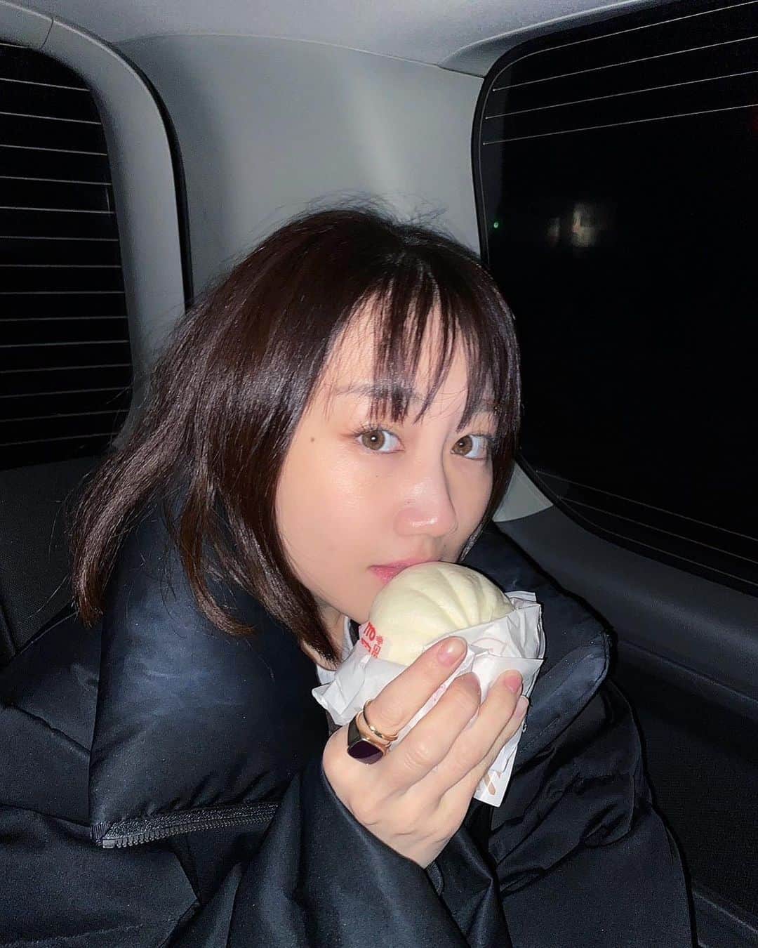 のインスタグラム：「🍥🥟🍥🥟🍥  さっむい冬 夜中の肉まんほど美味しいものはないですが 寝起きの顔ほどびっくりするものもないですよね、  まあね、 たまには自分を 甘やかしてくださいね🍥、  2月4日から新年明けまして 恵方の神社に参りました⛩  美味しくて 楽しかったなぁ☺︎☺︎☺︎☺︎  今年は南の神社いくといいんだよぉ🍥、  あと、髪ボサボサでごめんね。  #恵方参り #肉まん もって#南にいこう#🍥」