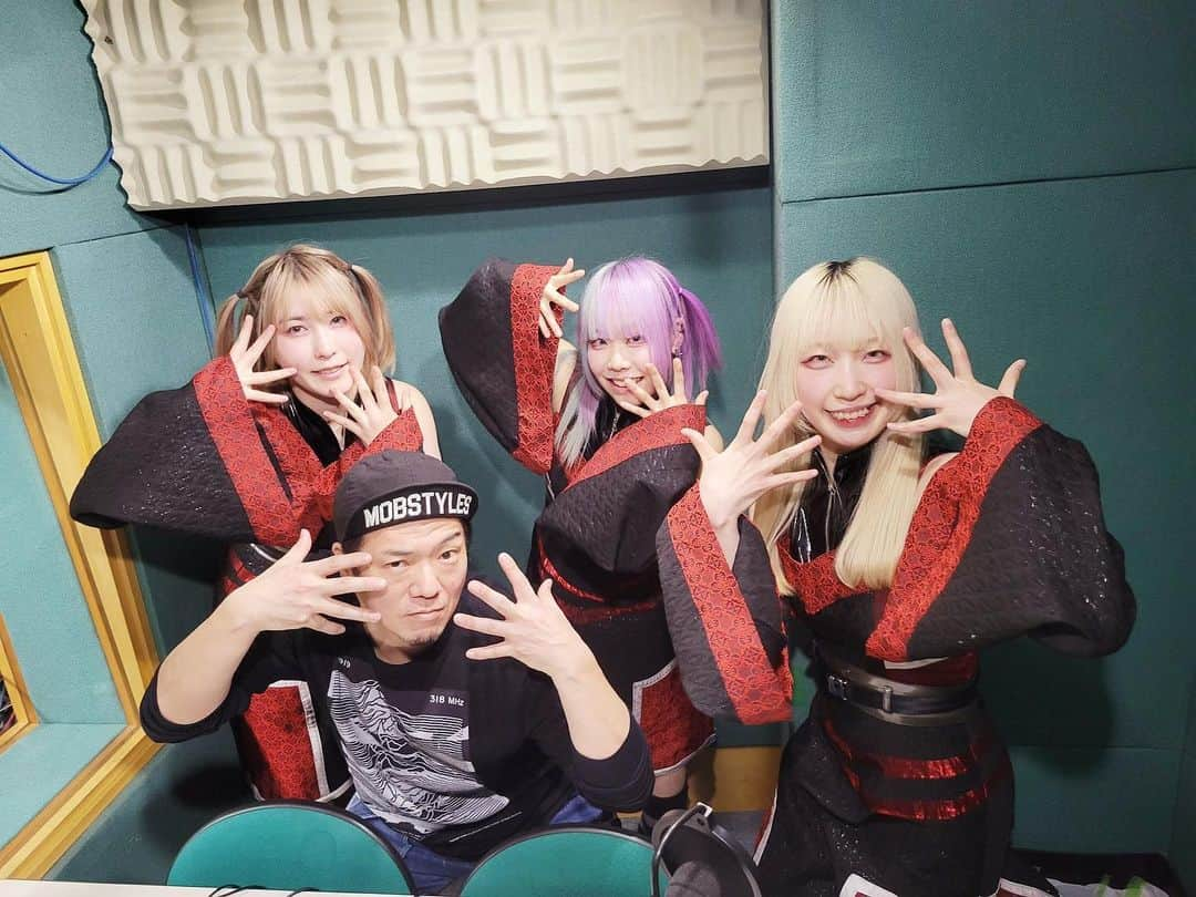 やべきょうすけのインスタグラム：「毎週土曜日19:00～ FMFUJI、radikoプレミアムにて放送中の！  #やべきょうすけのやべー番組   今週のゲストは…  3人組アイドルグループの！ 【東京花魁物語】 『愛藍花恋（あいらかれん）』ちゃん 『椿莉飴（つばきりあ）』ちゃん 『霜月霞（しもつきかすみ）』ちゃん に来ていただきました！  しかし！ コロナ対策の関係で、スタジオには俺を含め、3人しか入ることが出来ません！  ゲストを呼んどいて皆が入れないなんて！ どういうことだ!? などいろんなご意見があるでしょうが… さてさて、どうなることやら…  聴き逃した方は！ radikoプレミアムで1週間タイムフリーで聴けますのでヨロシクどうぞ！   # fmfuji  #やべきょうすけのやべー番組    #東京花魁物語   #愛藍花恋   #椿莉飴   #霜月霞   #やべきょうすけ  そして！ 来週も引き続き東京花魁物語の！ 愛藍花恋ちゃん、椿莉飴ちゃん、霜月霞ちゃんとお送りします！  来週は誰がブースに入って、いろいろ話してくれるのかな？ お楽しみに～！」