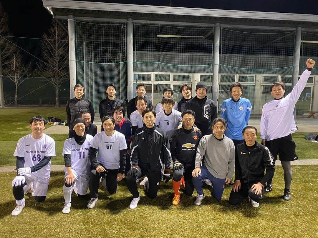 森下俊のインスタグラム：「. 【南勢シニアサッカー】 「O-40・O-50」の方達とサッカー⚽️ 19:00〜22:00の3時間、試合をぶっ通しでやりました。笑  私は途中で体力が無くなり全く動けなくなりましたが、皆さんは最後まで走っていました。笑  悔しいのでこれから走り込みます‼️  #サッカー #シニアサッカー #伊勢市 #伊勢 #南勢 #伊勢フットボールヴィレッジ」