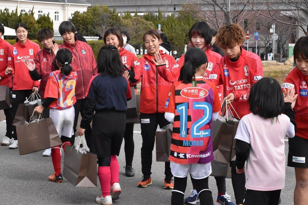 武仲麗依さんのインスタグラム写真 - (武仲麗依Instagram)「昨日はスポンサーをして下さっているベルコ様主催 サッカー教室⚽️が行われました😊 小学生みんな可愛かったなー🥰 1.2年生担当だったんですが みんな素直で本当に良い子ばかりでした!! 選手対小学生で試合をした時 応援せな小学生負けてまうでー！って言ったら ピンク！頑張れ！ピンク！頑張れ！って🥺 可愛すぎました❤️ どんどんこういう交流を増やして 皆様と触れ合っていけたらいいなと思います👏  最後になりますがベルコ様 昨日は素敵なサッカー教室⚽️を 開催して頂き ありがとうございました🙇‍♀️ また第2回の開催を 楽しみにしています🙏笑  #ベルコ #冠婚葬祭ベルコ #アイナック神戸」2月12日 11時30分 - tknkrei18