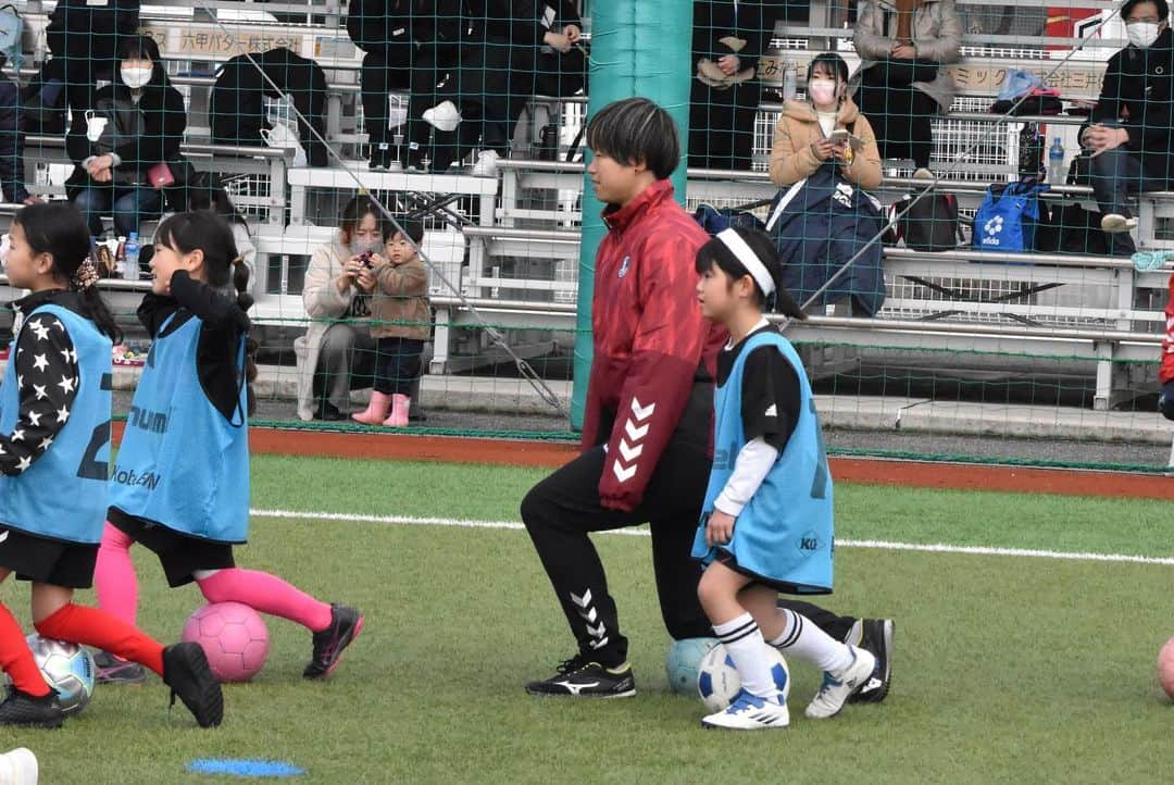 武仲麗依さんのインスタグラム写真 - (武仲麗依Instagram)「昨日はスポンサーをして下さっているベルコ様主催 サッカー教室⚽️が行われました😊 小学生みんな可愛かったなー🥰 1.2年生担当だったんですが みんな素直で本当に良い子ばかりでした!! 選手対小学生で試合をした時 応援せな小学生負けてまうでー！って言ったら ピンク！頑張れ！ピンク！頑張れ！って🥺 可愛すぎました❤️ どんどんこういう交流を増やして 皆様と触れ合っていけたらいいなと思います👏  最後になりますがベルコ様 昨日は素敵なサッカー教室⚽️を 開催して頂き ありがとうございました🙇‍♀️ また第2回の開催を 楽しみにしています🙏笑  #ベルコ #冠婚葬祭ベルコ #アイナック神戸」2月12日 11時30分 - tknkrei18