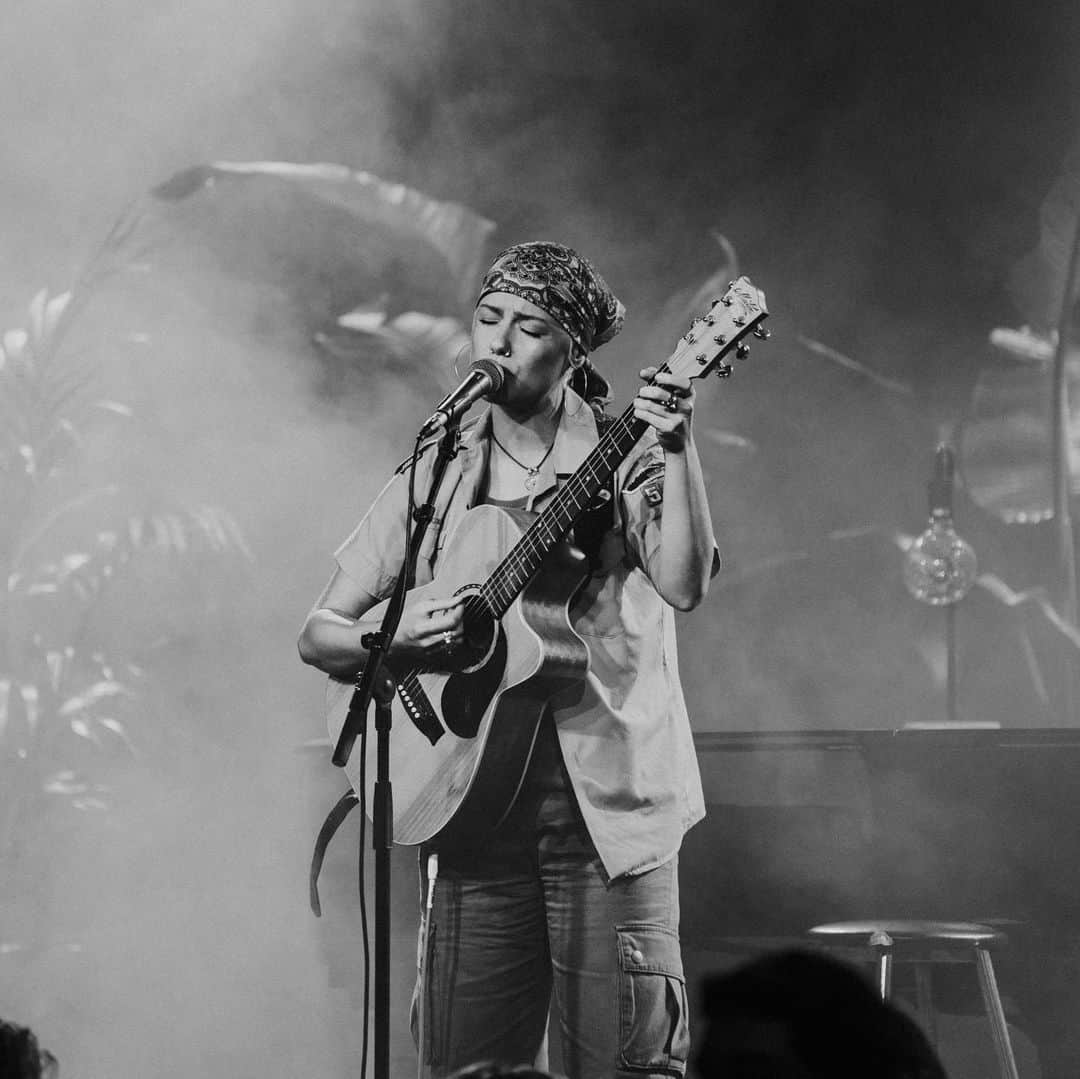 ジェナ・マクドゥーガルのインスタグラム：「Breath caught. Life affirmed. Demons hushed.   I am so moved to have had the opportunity to play before such a loved and influential artist in my life as @amnthewilderness and to his deeply sincere and present audience this week! I have 16 years of gratitude swirling around my heart 💫🐉🌪️🌊🏹🎡 My joy cannot be overstated to have stood in a room of fans and sung along to songs that are forged in my memory to sharing headphones with friends at school, singing in the back of my mum’s car on the way home and on rooftop parking lots at night when there was nothing else to do.   This was an unbelievably healing week! And proof to me that who you are is a continuum of who you’ve always been. Learn to love not just who you are now but who you were, honour their dreams, walk forward hand in hand. They started the path you are walking now.   Thank you everyone 🙏🏼」