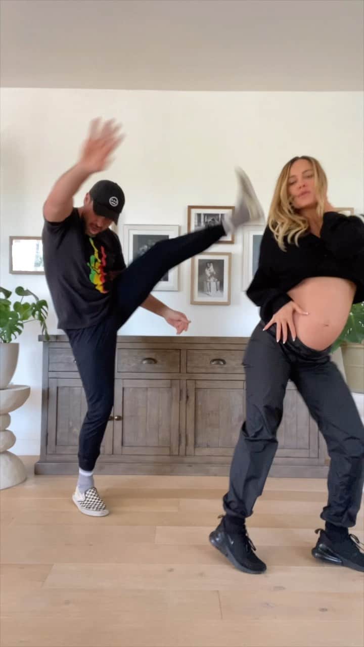 Peta Murgatroydのインスタグラム：「A little Jive for the soul!  Let us know in the comments what you think @maksimc was thinking in the beginning of the dance and if the baby inside @petamurgatroyd enjoyed all that Jiving?  Also peep the spectacular double kick which Maks was totally NOT ready for 🤣 😂   #dancers #dancing #because #that #is #what #they #do」