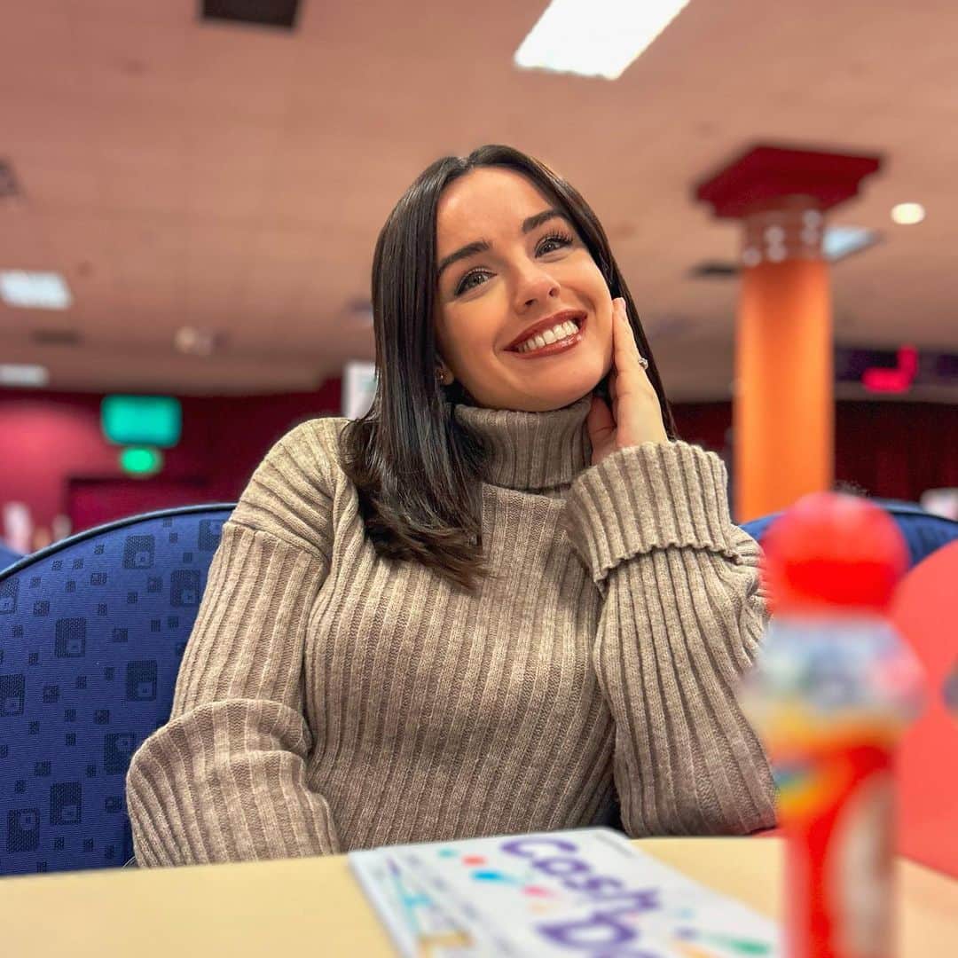 ジョージア・メイ・フットのインスタグラム：「🎂 32 🎂   Thanks for all the love today guys. Obviously celebrating doing a bit of bingo. U know I love it. (Plus I’m old now)  This year I have worked extremely hard on myself. I had a HUGE reflection on changes that needed to happen and most of them have, for the better.   Going into 32 happy and excited to become a wife 💍   Also knowing it’s ok to keep becoming the best version of you 💜  Excited to see what my own new year brings for me x  G x」