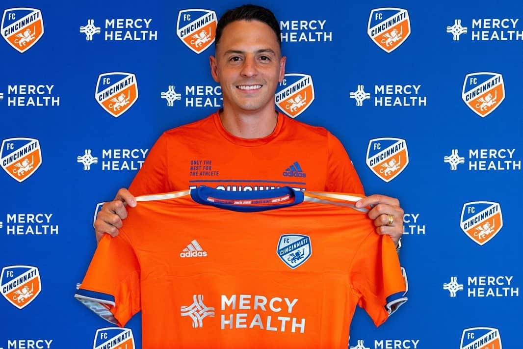 サンティアゴ・アリアスのインスタグラム：「Feliz de estar aquí.. 👏🏼⚽️👏🏼 Con muchas ganas y motivación de afrontar este nuevo reto!!! Gracias a todos por el apoyo!!!🙏🏼💪🏼 @fccincinnati #allforcincy」