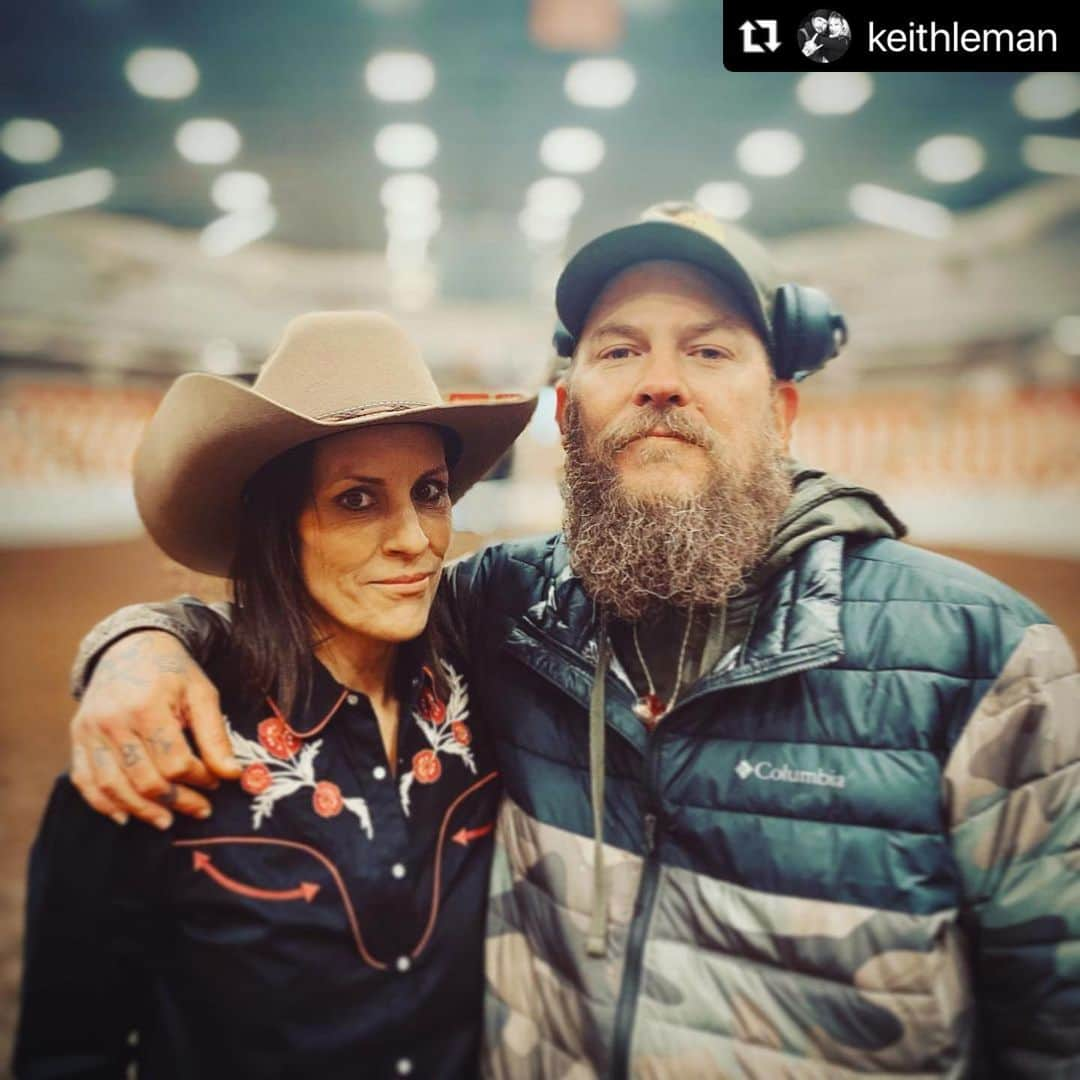 アナベス・ギッシュのインスタグラム：「This feels like a special one… @ride_movie Special script, special people, special film. Big love for this guy, our hero DP! @keithleman #RIDE #Repost @keithleman with @use.repost ・・・ “Ride” day 17  That’s a Wrap on @annabeth_gish y’all!.!.!.!   😢😭😂  To have you by my side, in front of my lens, and on my shoulder as a guardian angel….  I will be forever grateful AB!   Thanks for not only being a wonderful actor, but a wonderful partner & friend!!   #ride #featurefilm  #actress  #directorofphotography  #setlife #margatehousefilms  #tackleboxfilms」