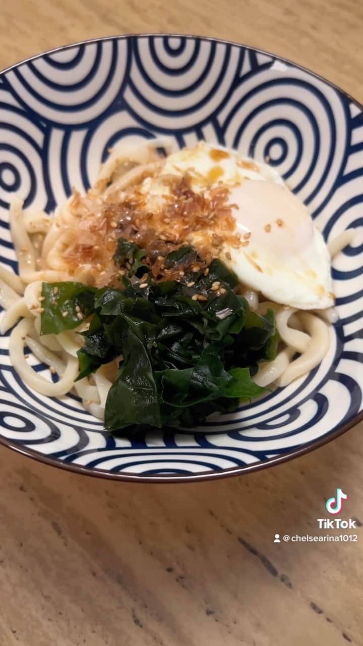 高松チェルシーリナのインスタグラム：「初！手打ちうどん作ってみました💕こちらは冷凍うどんが7ドルするので....(日本円で920円！😱) 手作りうどん、コシが強くてとっても美味しかった😍 もちもちするかなぁと思ってもち粉を入れてみましたが、入れなくてもよかったかも🤣　つるっともちっと感を出すのにはタピオカ粉が最適みたいです👌👌 . #手打ちうどん#手作りうどんhアメリカ生活#アメリカで和食#ラスベガス在住#年子ママ」