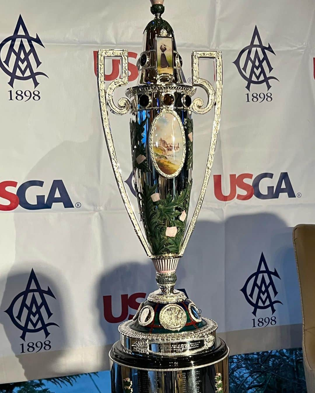 ジェーン・パークさんのインスタグラム写真 - (ジェーン・パークInstagram)「The Robert Cox Trophy was donated by Robert Cox of Scotland who was a member of British Parliament and a course designer. It’s the longest serving original USGA trophy having first been presented in 1896.   I had the honor of winning this gorgeous piece of hardware as a 17yo. It is encrusted with thistles, surmounted in plaid enamel and inlayed with cairngorm gemstones.  I was teased and bullied for playing golf in high school. It was considered an old man sport back then. After my win, senior year began and I didn’t speak a word of my accomplishment to the other students.   I get called out of class on the INTERCOM into the principals office. I thought I was in trouble, but hardly was the type to cause any. Being called out like this in front of my peers was humiliating! I was so uncool already. I nervously walked into his office and he invited me to have a seat. Here’s how the conversation went:  P: Your name is Jane and you play golf?  Me: yep  P: that’s so funny… there’s another girl named Jane Park who won the U.S. Women’s Amateur this summer and she lives in Rancho Cucamonga too.   Me: ……  After speaking for a bit, a lightbulb went off in his head and he couldn’t believe it was me. He was a huge golf fan and was SO DANG PROUD to have me in his school. He suggested bringing the trophy in and displaying it in the front office lobby and I could feel my cheeks go flush from the embarrassment. It was displayed in view of his office window and he loved marveling at it. Students that walked by could not give a crap about it.   The principal then did a video collage of my win that aired in every class on Monday. I could have died of embarrassment.  Only a few years later did I realize it was my honor to have held this trophy in my possession for a year and that I should be nothing but proud. With names like Babe Zaharias, Louis Suggs, Beth Daniel, Juli Inkster just to name a few - to have my name permanently etched on that piece of history is something I will always look back on fondly.   Being able to share this night with my family and friends was icing on the cake and Grace was the sweet cherry on top.   Thank you @atlantaathclub for an amazing night.」2月12日 6時10分 - thejanepark