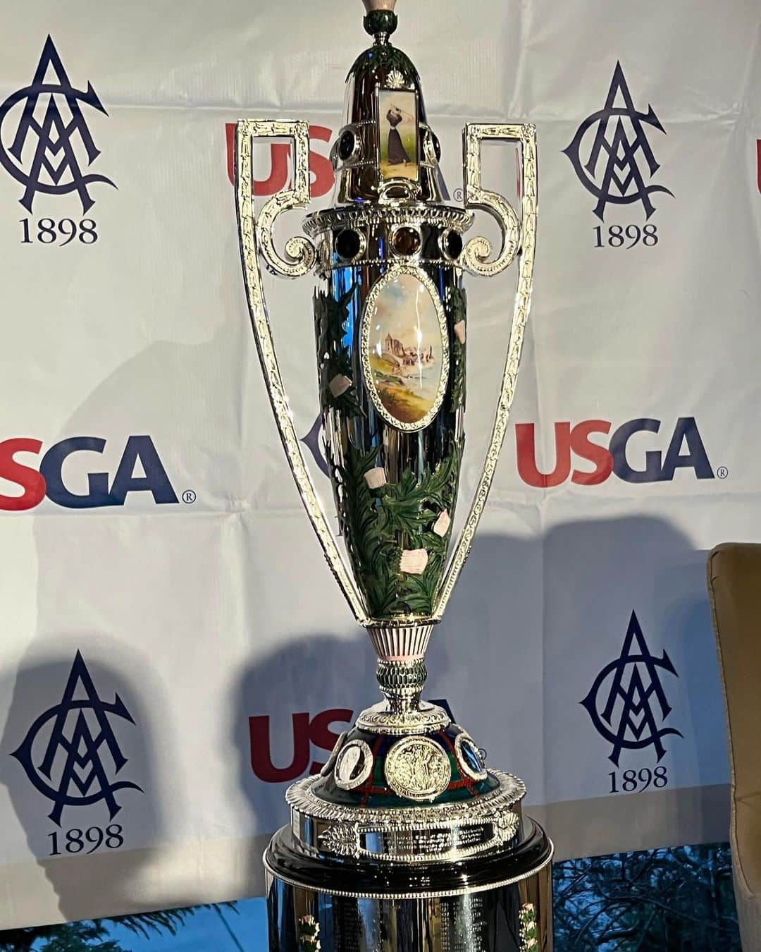ジェーン・パークのインスタグラム：「The Robert Cox Trophy was donated by Robert Cox of Scotland who was a member of British Parliament and a course designer. It’s the longest serving original USGA trophy having first been presented in 1896.   I had the honor of winning this gorgeous piece of hardware as a 17yo. It is encrusted with thistles, surmounted in plaid enamel and inlayed with cairngorm gemstones.  I was teased and bullied for playing golf in high school. It was considered an old man sport back then. After my win, senior year began and I didn’t speak a word of my accomplishment to the other students.   I get called out of class on the INTERCOM into the principals office. I thought I was in trouble, but hardly was the type to cause any. Being called out like this in front of my peers was humiliating! I was so uncool already. I nervously walked into his office and he invited me to have a seat. Here’s how the conversation went:  P: Your name is Jane and you play golf?  Me: yep  P: that’s so funny… there’s another girl named Jane Park who won the U.S. Women’s Amateur this summer and she lives in Rancho Cucamonga too.   Me: ……  After speaking for a bit, a lightbulb went off in his head and he couldn’t believe it was me. He was a huge golf fan and was SO DANG PROUD to have me in his school. He suggested bringing the trophy in and displaying it in the front office lobby and I could feel my cheeks go flush from the embarrassment. It was displayed in view of his office window and he loved marveling at it. Students that walked by could not give a crap about it.   The principal then did a video collage of my win that aired in every class on Monday. I could have died of embarrassment.  Only a few years later did I realize it was my honor to have held this trophy in my possession for a year and that I should be nothing but proud. With names like Babe Zaharias, Louis Suggs, Beth Daniel, Juli Inkster just to name a few - to have my name permanently etched on that piece of history is something I will always look back on fondly.   Being able to share this night with my family and friends was icing on the cake and Grace was the sweet cherry on top.   Thank you @atlantaathclub for an amazing night.」