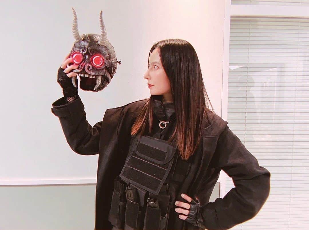 ベッキーのインスタグラム：「クロちゃんです！ わわわわー！  私は今作品で、嵐メンバーさん全員とのお芝居共演が達成できました。 うれしい！ 特定班のみなさま、次はその作品の特定お願いします！笑 MJとの共演作品が1番レベル高いかも。  これからも『大病院占拠』を宜しく致します。 最高なドラマです。 俳優・櫻井翔、凄すぎます。」
