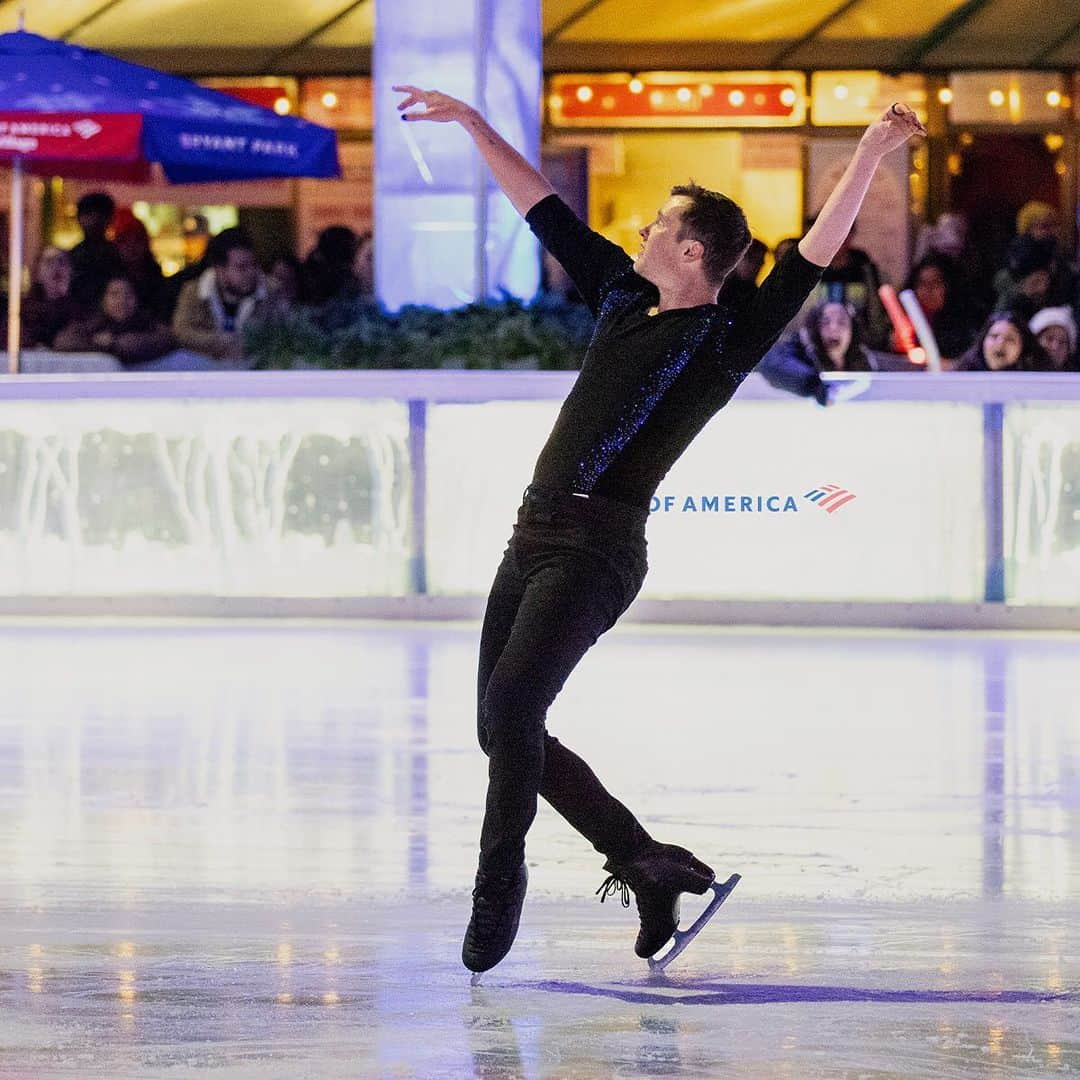 ジェレミー・アボットのインスタグラム：「#sponsored What an incredible night! It was such an honor to perform at the @specialolympics Skating Showcase sponsored by @bankofamerica and to volunteer at the Play It Forward Skating Clinic. It was truly unbelievable to share the ice with so many remarkable @specialolympicsny athletes! I want to say a huge thank you to all of you who came out to @bryantparknyc to support this amazing event!」