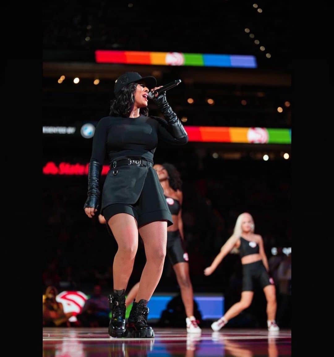 ケリー・ヒルソンのインスタグラム：「❤️💛🖤 The @atlhawks show was a blast! Thanks to my friends, fam, & fans for showing up!  Style @jilenecoggins Hair @kellonderyck Makeup @reganwmua Choreography @bryawoods Photos @anniefinberg」