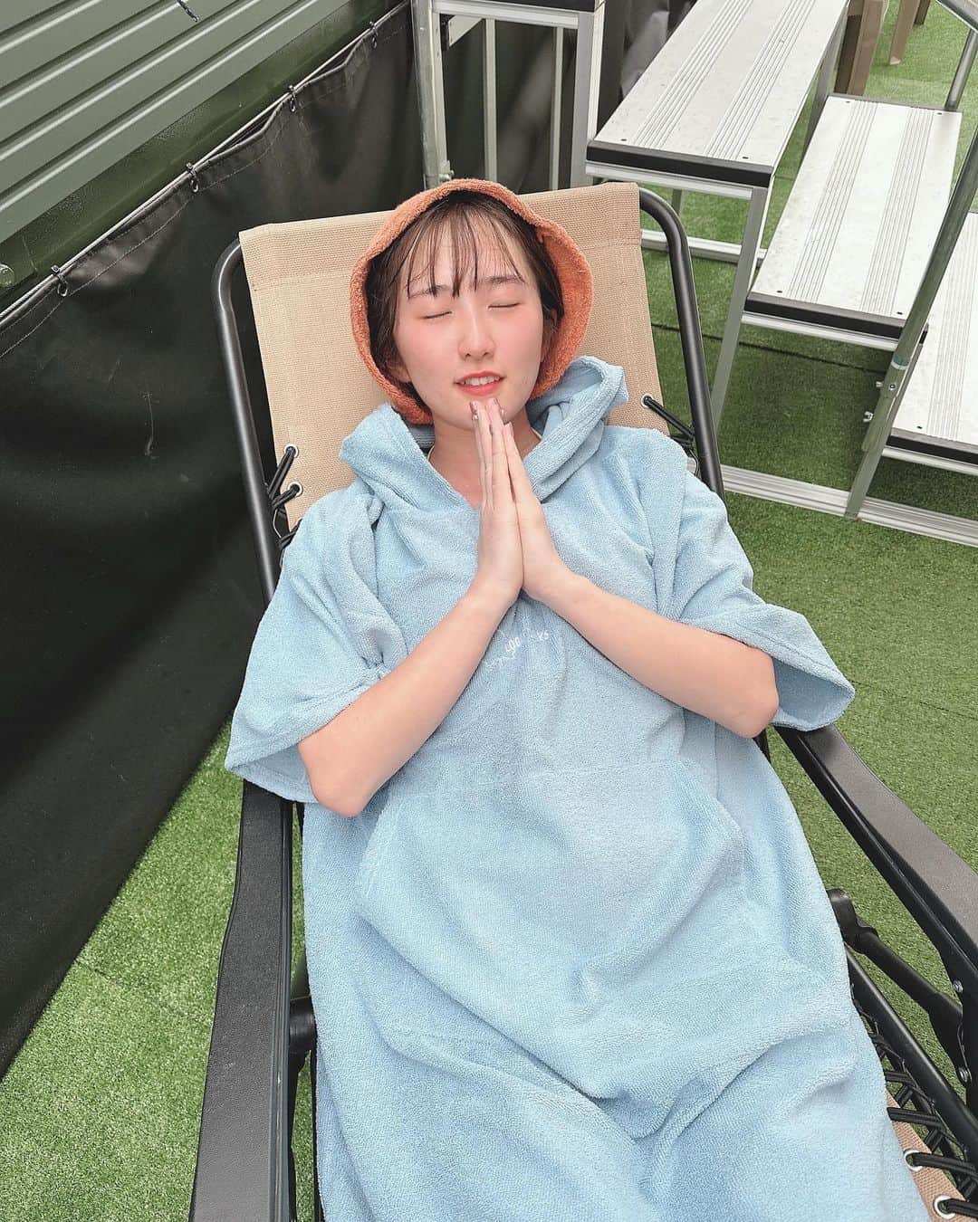 並木彩名のインスタグラム：「サウナで髪の毛がサラサラになった話🧖‍♀️  ヘアパックしてサウナ入るようにしてたら美容室のスチームと同じ効果あるのかとぅるんとぅるんになってきた〜❗️❗️😳  ただし⚠️しっかり髪の毛の水分とって且つお団子にまとめてタオル生地のサウナハットに全部入れ込むようにしてる😚絶対に垂れてこないように❗️(重要)  あ、写真のポンチョしまむら×LOGOSのだよ〜！¥2,000❗️ しかもサウナハットとタオルとエコバッグ付き！！  #saunaland#サウナランド#サウナランド下北沢#テントサウナ#サ活女子 #ととのった#🧖#下北沢#下北沢線路街空き地#shimokita#薪ストーブ#サウナガール #サウナ#テントサウナ#サウナ女子#サ活#sauna#サウナイキタイ#サウナ好きな人と繋がりたい#おでかけスポット#おでかけ#水風呂#サウナスパ健康アドバイザー#サウナ部#しまむら#LOGOS#サウナポンチョ#サウナグッズ #ととのい椅子#インフィニティチェア」