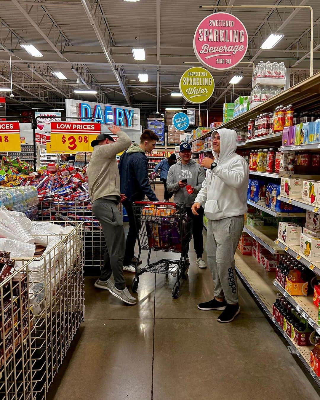 Rozinaさんのインスタグラム写真 - (RozinaInstagram)「swipe to see Michaela and I finding the boys at HEB on a Friday night」2月12日 8時17分 - rozinataguchi