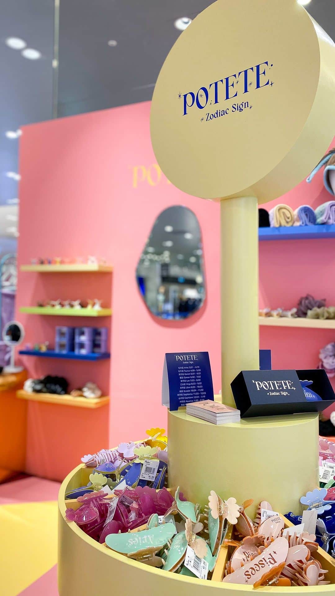 のインスタグラム：「. POTETE INSTALIVE At 3F Promotion space32 Until 2/14 . ONLINE STORE 2/28  「SHIMA HARAJUKU」アートディレクター 奈良裕他氏による、POTETEヘアアイテムを使ったヘアアレンジLIVEアーカイブ！  ヘアアレンジに使用したアイテムは、 店頭では2/14(火)まで開催。 2/28(火)まで、阪急百貨店公式オンラインストアでもご購入いただけます。  ぜひバレンタインデートなどに可愛いアレンジをしてみては？  #potete #ポテテ #hankyumode #hankyu #阪急うめだ ＃阪急百貨店 #うめはん #ヘアアクセ #へアクリップ #シュシュ #ヘアアレンジ#カチューシャ #ヘアゴム #ハートクリップ #バレッタ #ヘアードライタオル #ヘアピン #ヘアアレンジ #ハートクリップ #クリップアレンジ」