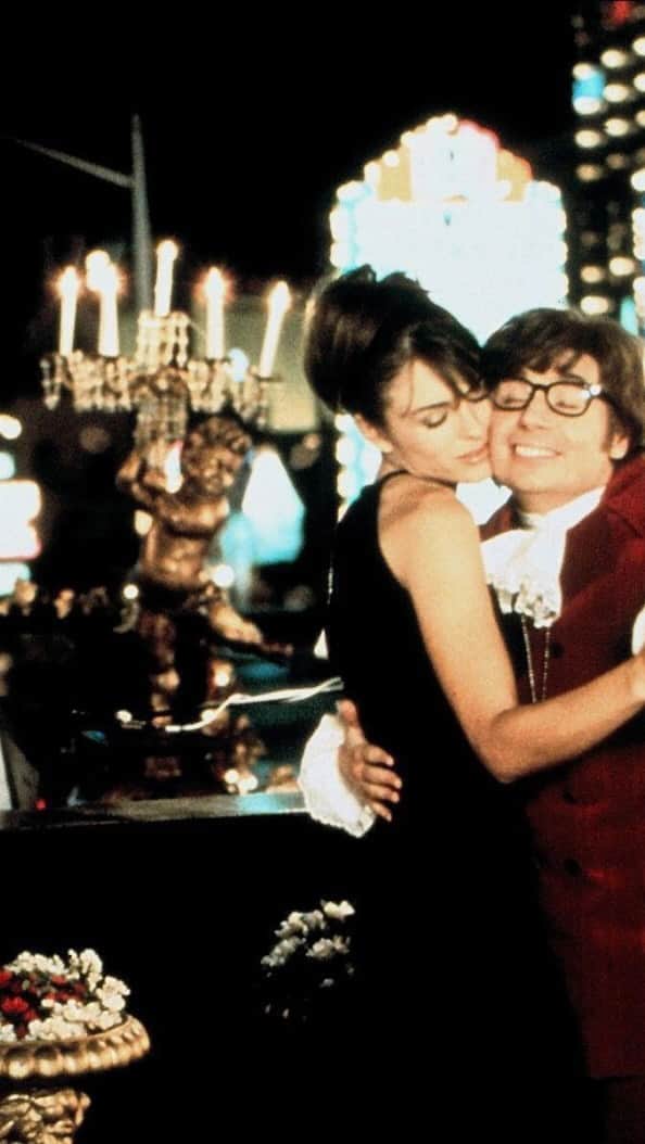 エリザベス・ハーレイのインスタグラム：「One of my happiest memories- dancing on a double decker bus in Vegas, being serenaded by Burt Bacharach.  RIP ❤️」