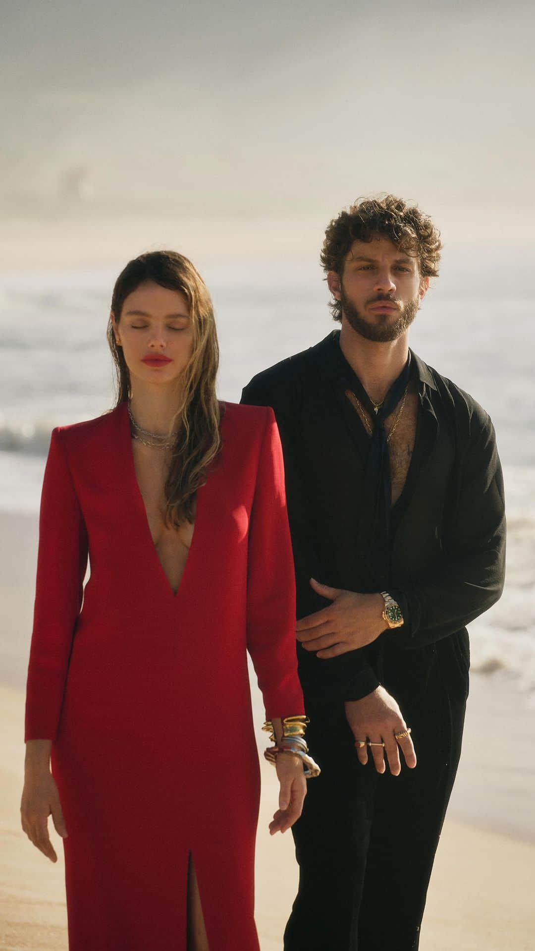 Chay Suedeのインスタグラム：「Nosso sonho de uma noite de verão. Saint Laurent pro Baile da Vogue.  Meu sonho de todas as estações @neivalaura   filme: @guilhermeerrocha  estilo: @thiagobiagi」
