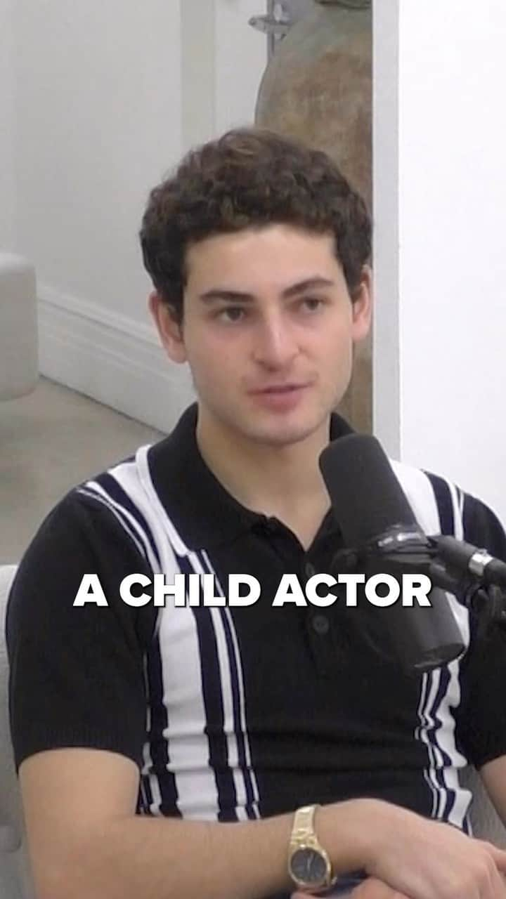 デヴィッド・マズーズのインスタグラム：「David expounds on the wild existential experience of being famous for acting at a young age   #mislaibeled #zachadler#laibelweiner #jewishpodcast#frum #jewishcomedy #mentalhealth  #gotham #childactors #batman #gothamonfox #davidmazouz #hollywoood #actinsg」