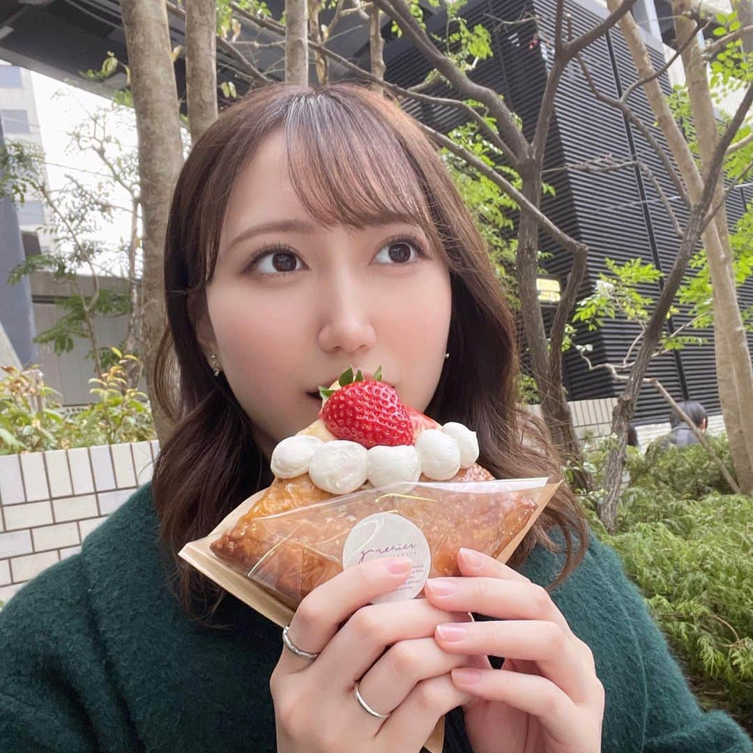 西澤瑠莉奈さんのインスタグラム写真 - (西澤瑠莉奈Instagram)「． ． 梅田でめっちゃ人気のとこ行ってきた~💗 どっちもめっちゃ並んだんやけど、並ぶ理由がわかる🥹 ． ハンバーグは割った瞬間 切れ目から滝のように肉汁が流れてくる！💦 ジューシーでデミグラスソースがハンバーグによく合う！ ． ミルフィーユはサックサクで、香ばしくて いちごの甘酢っぱさも最高🍓 ブリュレミルフィーユも美味しかった！ ． 美味しかった気持ちをみんなにおすそわけ🫶 ． #とくら #ハンバーグ #grenier #いちごのミルフィーユ #ブリュレミルフィーユ #梅田グルメ #梅田ランチ #梅田スイーツ  ．」2月12日 9時35分 - rurina_nishizawa