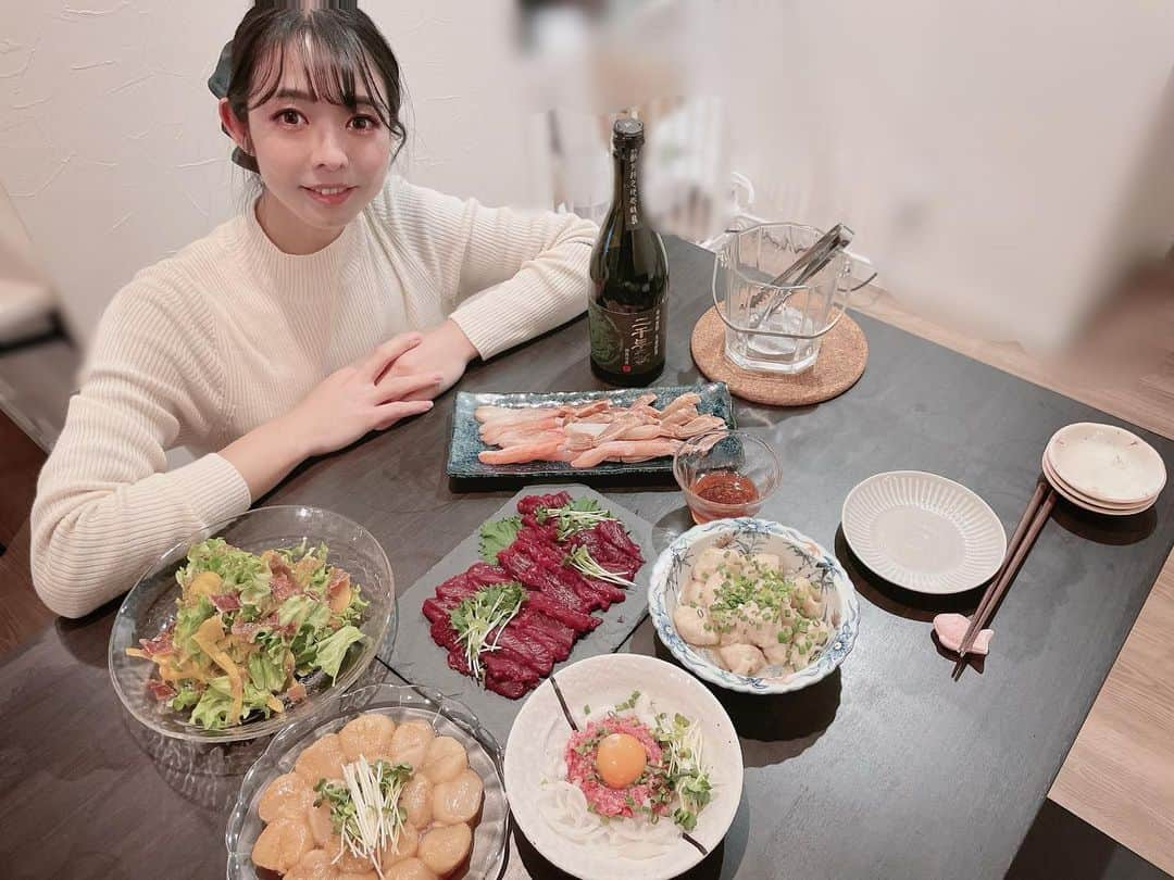 神崎美羽のインスタグラム：「ふるさと納税の返礼品は、出張ばっかりでおうちにほとんどいないので 去年から妹の家に送りつけ、食べにだけ行くスタイルにしてます🤗  調理済みがすぐ食べれるステキな環境🤣  今年のふるさと納税は⏬  ◉気仙沼市の生ズワイガニポーション ◉紋別市のオホーツク産ホタテ ◉熊本県益城町の国産馬刺し  を頼みました✨  紋別市のホタテは今まで食べたホタテの中で1番美味しいから去年からのリピート！ 絶対オススメです👌  #ふるさと納税 #紋別市 #ホタテがおいしすぎる  #気仙沼市 #熊本県益城町 #ふるさと納税返礼品  #ふるさと納税おすすめ」