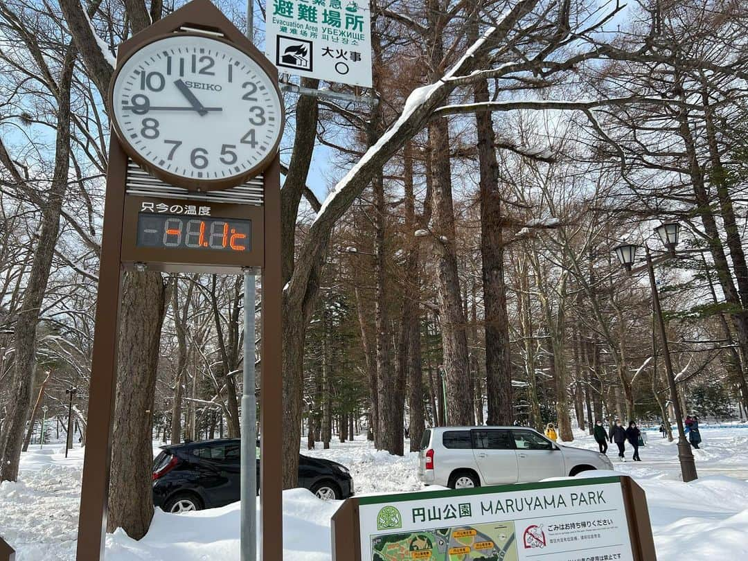 葵さんのインスタグラム写真 - (葵Instagram)「北海道の思い出2 会場が円山公園の近くだったので 北海道神宮へ参拝に行ってきました！ 円山公園の街並みのノスタルジックな風景や途中に広がる広大な雪景色が素敵でした。 サブスクで"雪"プレイリストを流しながら歩いたら景色が一層に煌めきました。 そして北海道神宮。とてもパワーを感じる場所でした。宮内で食べるとパワーを得られると話題の六花亭の"判官さま"もしっかり食べれた！ 北海道神宮パワーでLIVEも良い感じに歌えたかなって思います。 今回の北海道公演はLIVE本番だけでなくオフも楽しめたかな。充実した2日間でした！ #北海道神宮 #円山公園」2月12日 9時38分 - aoi_official0401