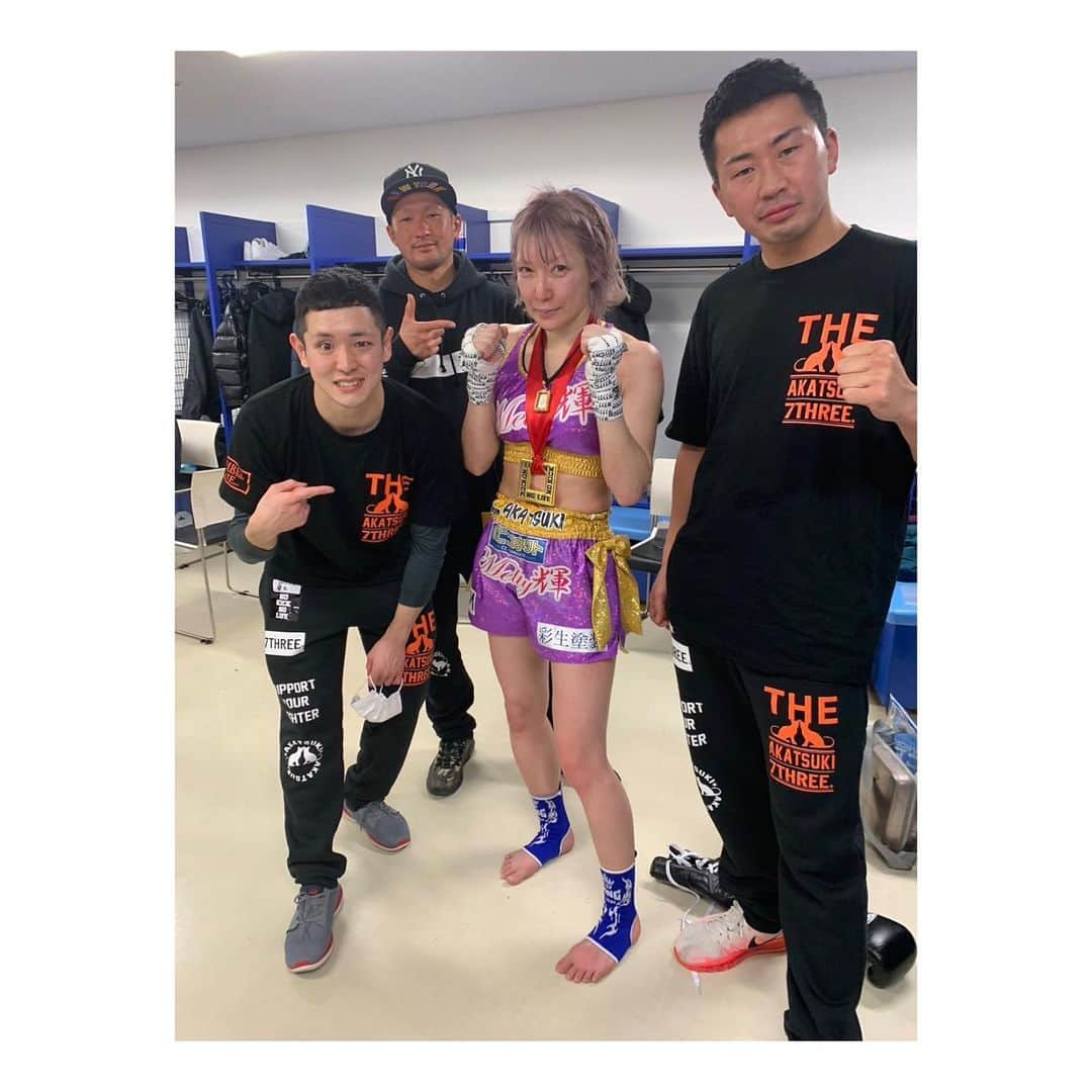 Melty輝さんのインスタグラム写真 - (Melty輝Instagram)「NO KICK NO LIFE 判定0-3(28-29.27-30.28-30) で勝つ事が出来ました🥊  まず、応援に来て下さった方々、 本当にありがとうございました🥺  そしてサポートしてくれた 良太郎さん、蘭丸くん、直哉くん ありがとうございました🙇‍♀️  いつも練習してくれている皆さん ありがとうございます🙇‍♀️  NO KICK NO LIFE と言う一流の選手が出る大会に オファーして頂きありがとうございました🙇‍♀️  勝ちましたが試合内容は 全然ダメダメでした🤦‍♀️ 反省点ばかりです😔  負けるつもりはもちろんなかったし 倒してやる！って言う気持ちが 強過ぎて 当ててやろう！当ててやろう！と 力んでしまいました🥵  言われた事が 全然出来なかった試合でした。  もっと練習して 良太郎さんが言ってくれた事を ちゃんと出来る様に して行きたいです‼️  これからも成長して強くなるので 応援よろしくお願い致します🥊  戦ってくれた高橋アリス選手 ありがとうございました🙇‍♀️  @nokick_nolife_   #最強キャバ嬢だった人#Melty輝#キャバクラ#キャバ嬢#元キャバ嬢#経営者#ホワイトニングサロン#格闘技#キックボクシング#teamAKATSUKI#NOKICKNOLIFE#高橋アリス#大田区総合体育館#判定勝ち#反省点ばかり#課題ばかり#もっと強くなる#絶対に」2月12日 10時02分 - glayrinapan