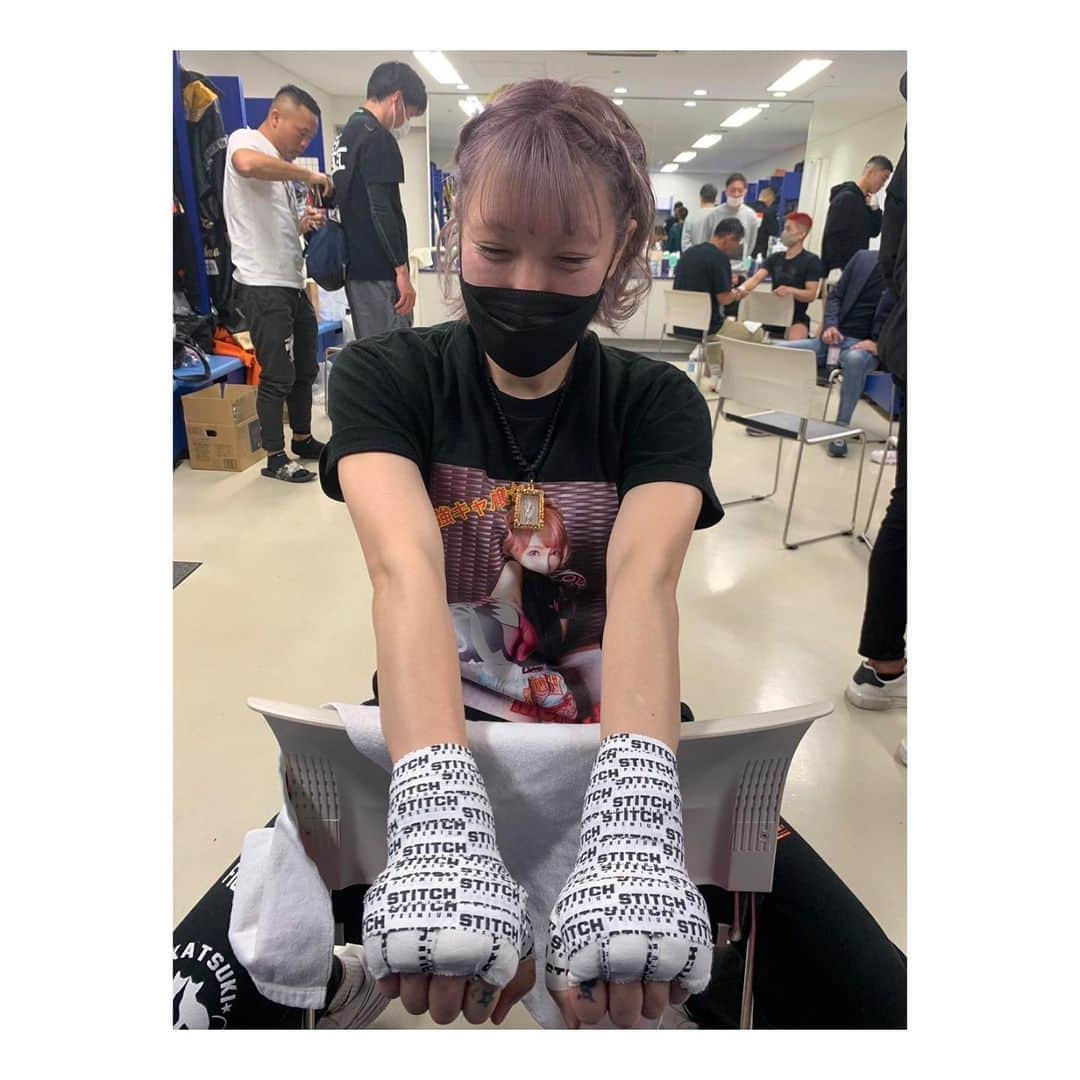 Melty輝さんのインスタグラム写真 - (Melty輝Instagram)「NO KICK NO LIFE 判定0-3(28-29.27-30.28-30) で勝つ事が出来ました🥊  まず、応援に来て下さった方々、 本当にありがとうございました🥺  そしてサポートしてくれた 良太郎さん、蘭丸くん、直哉くん ありがとうございました🙇‍♀️  いつも練習してくれている皆さん ありがとうございます🙇‍♀️  NO KICK NO LIFE と言う一流の選手が出る大会に オファーして頂きありがとうございました🙇‍♀️  勝ちましたが試合内容は 全然ダメダメでした🤦‍♀️ 反省点ばかりです😔  負けるつもりはもちろんなかったし 倒してやる！って言う気持ちが 強過ぎて 当ててやろう！当ててやろう！と 力んでしまいました🥵  言われた事が 全然出来なかった試合でした。  もっと練習して 良太郎さんが言ってくれた事を ちゃんと出来る様に して行きたいです‼️  これからも成長して強くなるので 応援よろしくお願い致します🥊  戦ってくれた高橋アリス選手 ありがとうございました🙇‍♀️  @nokick_nolife_   #最強キャバ嬢だった人#Melty輝#キャバクラ#キャバ嬢#元キャバ嬢#経営者#ホワイトニングサロン#格闘技#キックボクシング#teamAKATSUKI#NOKICKNOLIFE#高橋アリス#大田区総合体育館#判定勝ち#反省点ばかり#課題ばかり#もっと強くなる#絶対に」2月12日 10時02分 - glayrinapan