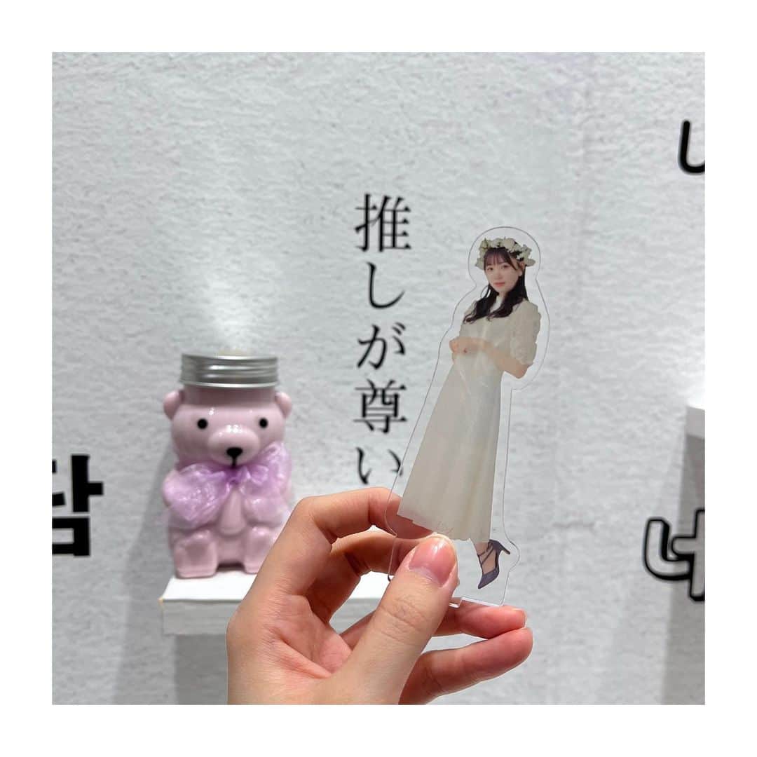 駒田京伽さんのインスタグラム写真 - (駒田京伽Instagram)「博多阪急8階で行われいてる #推しに蜜ぐ♡ 推しのいる生活 @「KOGUMA CAFE.」 に行ってきました🧸  壁にも凄くこだわりがあって 推しに対する言葉が書いてあったり、推しカラーが選べるパネルを使って写真が撮れたり 「推し活」が沢山できる スペースでした✨ 色とりどりの推しカラー ドリンクもあって 写真映えもするからおすすめ🧸  私は自分のアクスタと撮った！笑  2月8日（水）〜14日（火） まで開催中✨ (催し最終日は午後6時終了です！)  #PR#推し活#博多阪急#オタ活#推しドリンク」2月12日 10時00分 - hiroka_komada