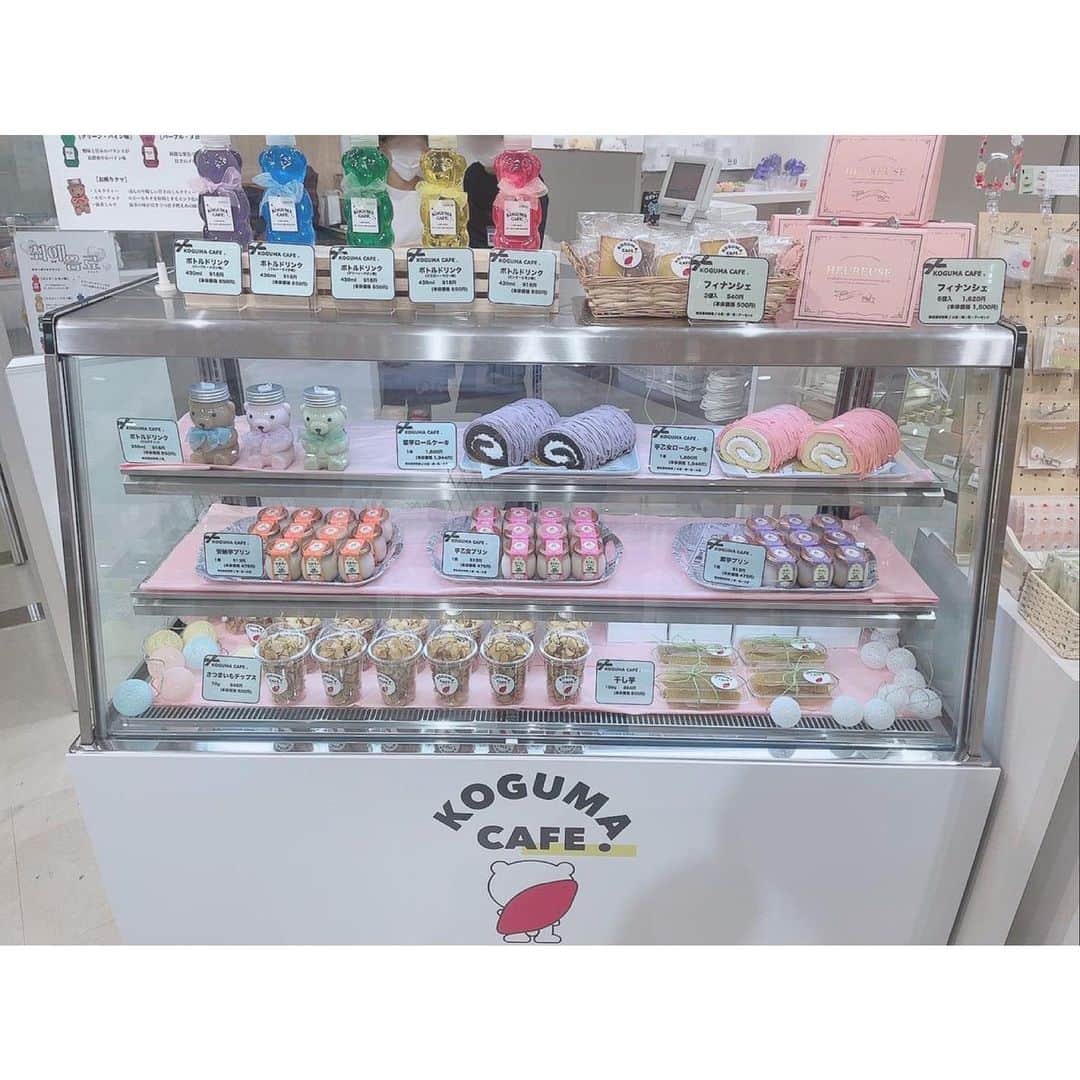 駒田京伽さんのインスタグラム写真 - (駒田京伽Instagram)「博多阪急8階で行われいてる #推しに蜜ぐ♡ 推しのいる生活 @「KOGUMA CAFE.」 に行ってきました🧸  壁にも凄くこだわりがあって 推しに対する言葉が書いてあったり、推しカラーが選べるパネルを使って写真が撮れたり 「推し活」が沢山できる スペースでした✨ 色とりどりの推しカラー ドリンクもあって 写真映えもするからおすすめ🧸  私は自分のアクスタと撮った！笑  2月8日（水）〜14日（火） まで開催中✨ (催し最終日は午後6時終了です！)  #PR#推し活#博多阪急#オタ活#推しドリンク」2月12日 10時00分 - hiroka_komada