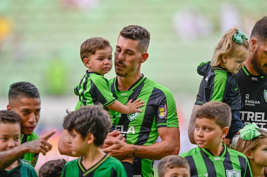 ダニーロ・フェルナンド・アベラールのインスタグラム：「Vitoria importante pra nossa evolução! É sempre bom corrigir os erros com a vitória do que com a derrota. Parabéns a todos pela entrega 🙏🤍💚」