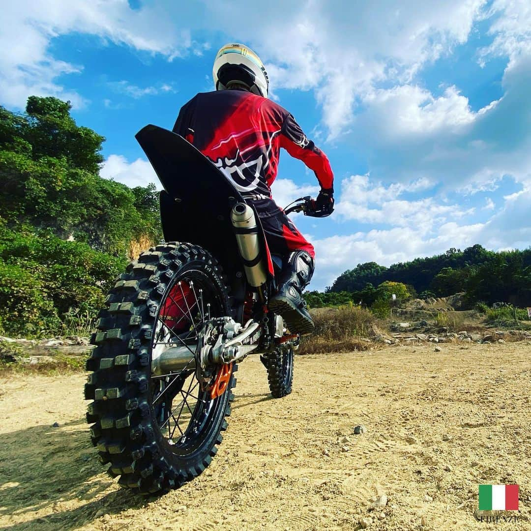 berikさんのインスタグラム写真 - (berikInstagram)「#berik #bike #bikewear #motocross #enduro #crosscountry #offroad #boscomoto #italy #ktm #sx125 #ベリック #バイク #バイクウェア #モトクロス #エンデューロ #林道 #オフロード #ボスコモト #イタリア」2月12日 10時19分 - berik__official