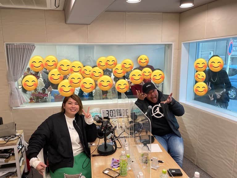 畠山健介のインスタグラム：「Stand FM 「あーちゃんち」の公開収録 at 渋谷  あず @amanakileleimafi  ありがとう！特技の「高速リロリロ」は圧巻でした😂  土曜日の昼にも関わらず、公開収録に来て頂いた皆さん、聴いて頂いた皆さん、 本当にありがとうございました！  楽しすぎました🤣沢山の応援（お菓子）もありがとうございます！全部食べます😋  引退して初めて、「もっとラグビーしとけば良かったな」と思ました！  女性の涙を拭う真似、 分霊箱大作戦も無事、成功！  応援してもらえる現役の選手達が羨ましいです！  これからも股ずれにお気をつけて、ビッグマタズレーズの応援宜しくお願いします👍  #あずさ #あーちゃんち #StandFM #公開収録 #渋谷 #ビッグマタズレーズ #ちょうだいちょうだい #コラボ #高速リロリロ #特技 #にっこくどう #ケニーの分霊箱大作戦 #分霊箱　#この子達  #畠山死すともケニーは死せず」