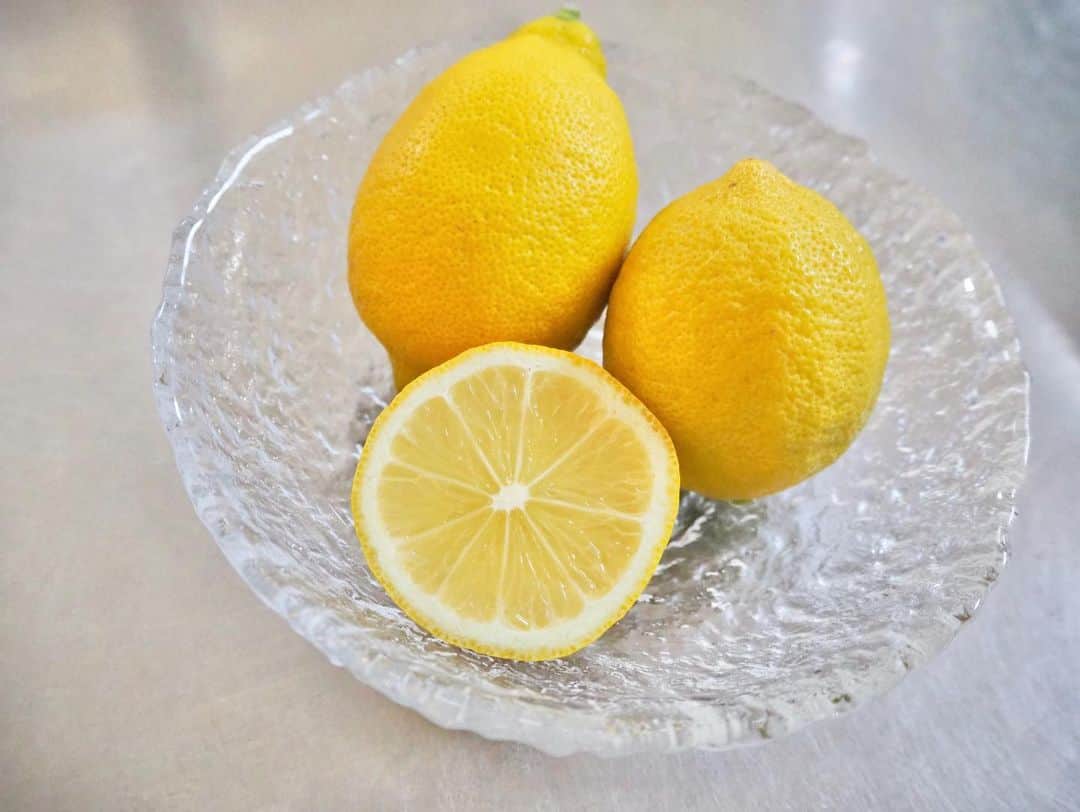 多胡安那さんのインスタグラム写真 - (多胡安那Instagram)「バルコニーで育てていたレモン。 私もたまに水やりをしていたのを収穫し、レモンマフィンに。 一部焦げていますが、なんとも愛おしい。 さて、どんなお味なんでしょう。  #気象予報士 #フードコーディネーター #アスリートフードマイスター #レモンマフィン #お菓子作り #お菓子作り好きな人と繋がりたい #はじめてつくったので味の保証はできない #家庭菜園 #私はたまに水やりをしています」2月12日 10時27分 - tagoanna