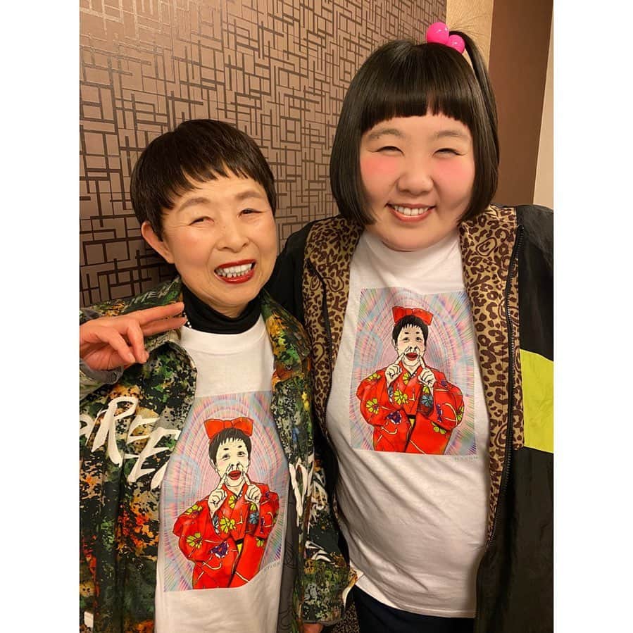 酒井藍のインスタグラム：「. 以前NYLON JAPANのアート特集で、若井みどり姉さんの絵を描かせてもらいました😊  その時にグッズにして頂いたTシャツを、みどり姉さんにお届けする事が出来ました🤣  みどり姉さん、すぐにに着て写真撮ってくださいましたー📸🤣  優しいー😭😭😭  トイレから帰って来たら、これ着て座ってお茶飲んでらっしゃったので、笑いました🤣  みどり姉さん、ありがとうございました💓  #若井みどり 姉さん #吉本のキョンキョン #nylonjapan」
