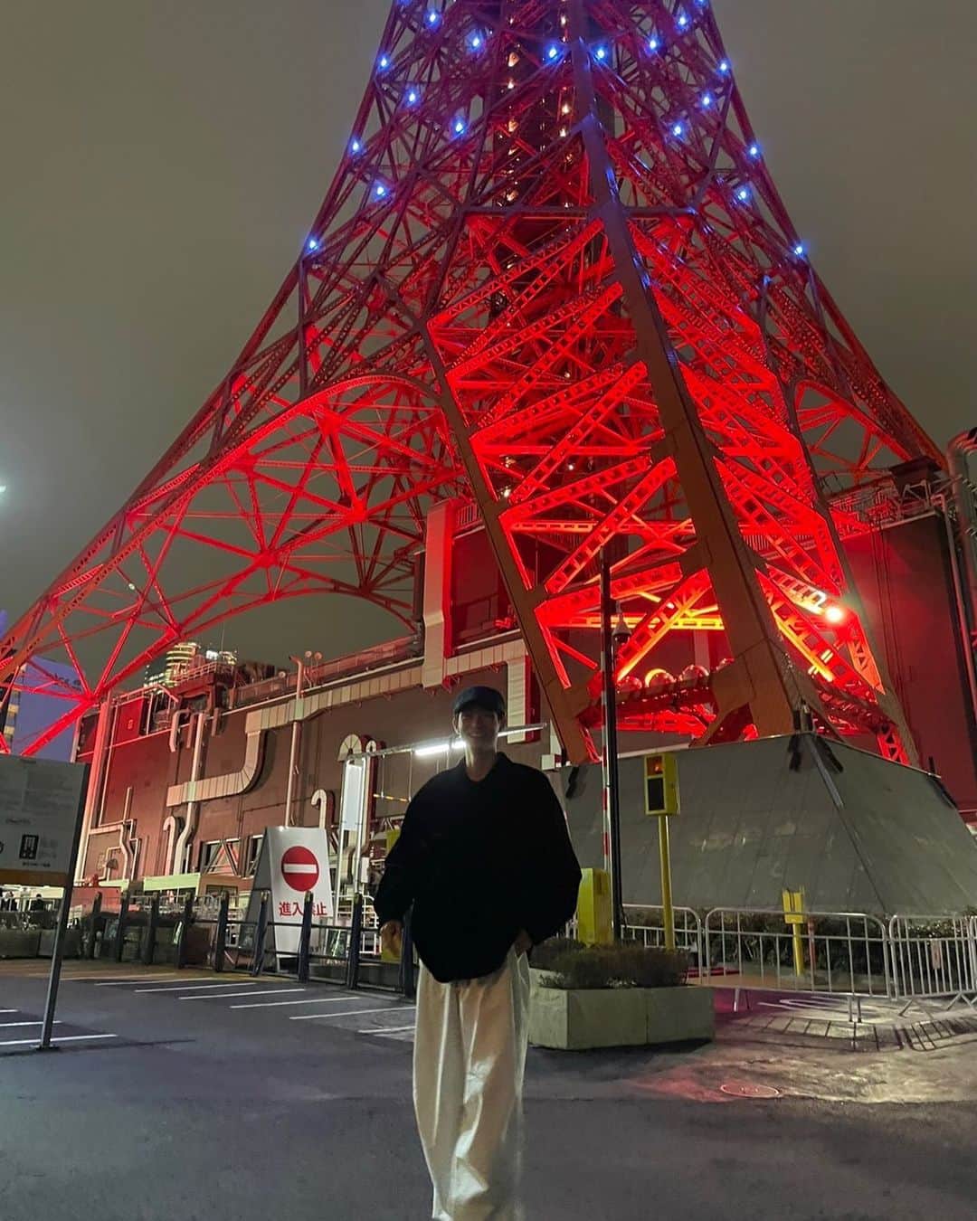 野村康太のインスタグラム：「東京タワーに行ってきました〜！  急に始まった撮影会📷僕がかっこよく写るように色々な角度から色々な方法で撮ってくれました(笑)あまりの全力っぷりにこの表情です😂  おかげでとっても良い写真が撮れました！  #お久しぶりの投稿 #東京タワー #2023」