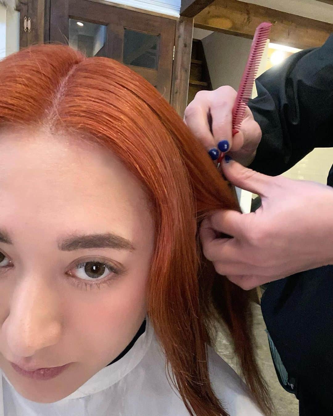 Saki さんのインスタグラム写真 - (Saki Instagram)「オレンジヘア継続de❤️‍🔥👩🏻‍🦰  コーンロウ風編み込み仕上げされたけど、恥ずかしくなってすぐ外したらウェーブだった👩🏽‍🦱🌀笑  はやくロングヘアになりたーい 何年かかるんやろな、、胸下まで🙄笑」2月12日 19時54分 - saki1011