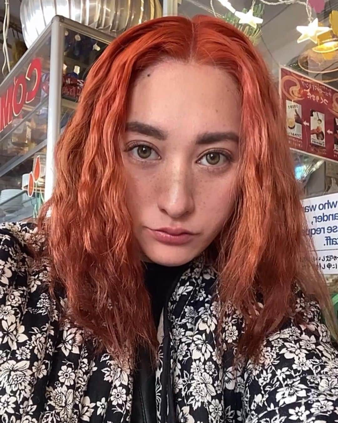 Saki のインスタグラム：「オレンジヘア継続de❤️‍🔥👩🏻‍🦰  コーンロウ風編み込み仕上げされたけど、恥ずかしくなってすぐ外したらウェーブだった👩🏽‍🦱🌀笑  はやくロングヘアになりたーい 何年かかるんやろな、、胸下まで🙄笑」