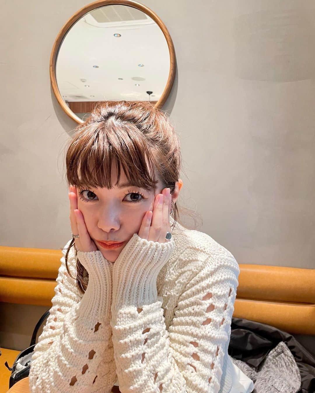 のインスタグラム：「. オールホワイトにポニーテールしたら 偶然バレンタインコーデになった🍫🌹  バレンタインにかまけて甘いものばっかり食べてる🤫  #cielair」