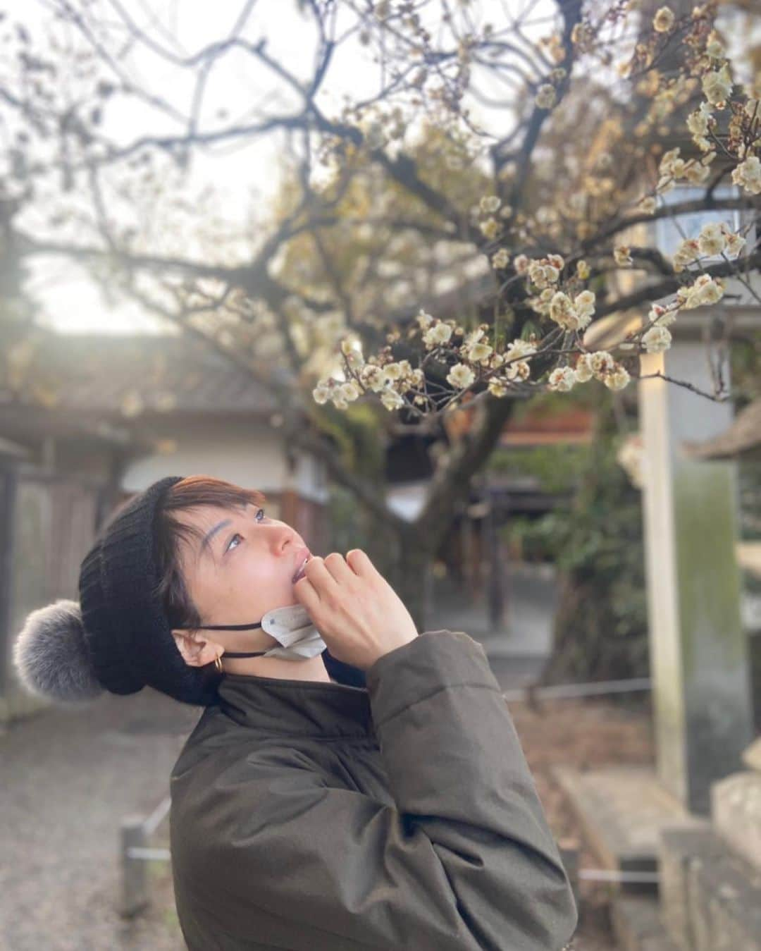 鈴木砂羽さんのインスタグラム写真 - (鈴木砂羽Instagram)「北野天満宮、 10代のときに訪れて以来でした🫢  梅の早咲き。 見頃まではもうひとこえ、、！  でもお天気も良く、 境内にほのか〜に薫っていて 春の気配を そこかしこに感じた1日でした☺️ #京都 #北野天満宮 #北野天満宮梅苑  #梅の花 #味わいがあるんだな」2月12日 20時06分 - bombon_sawa